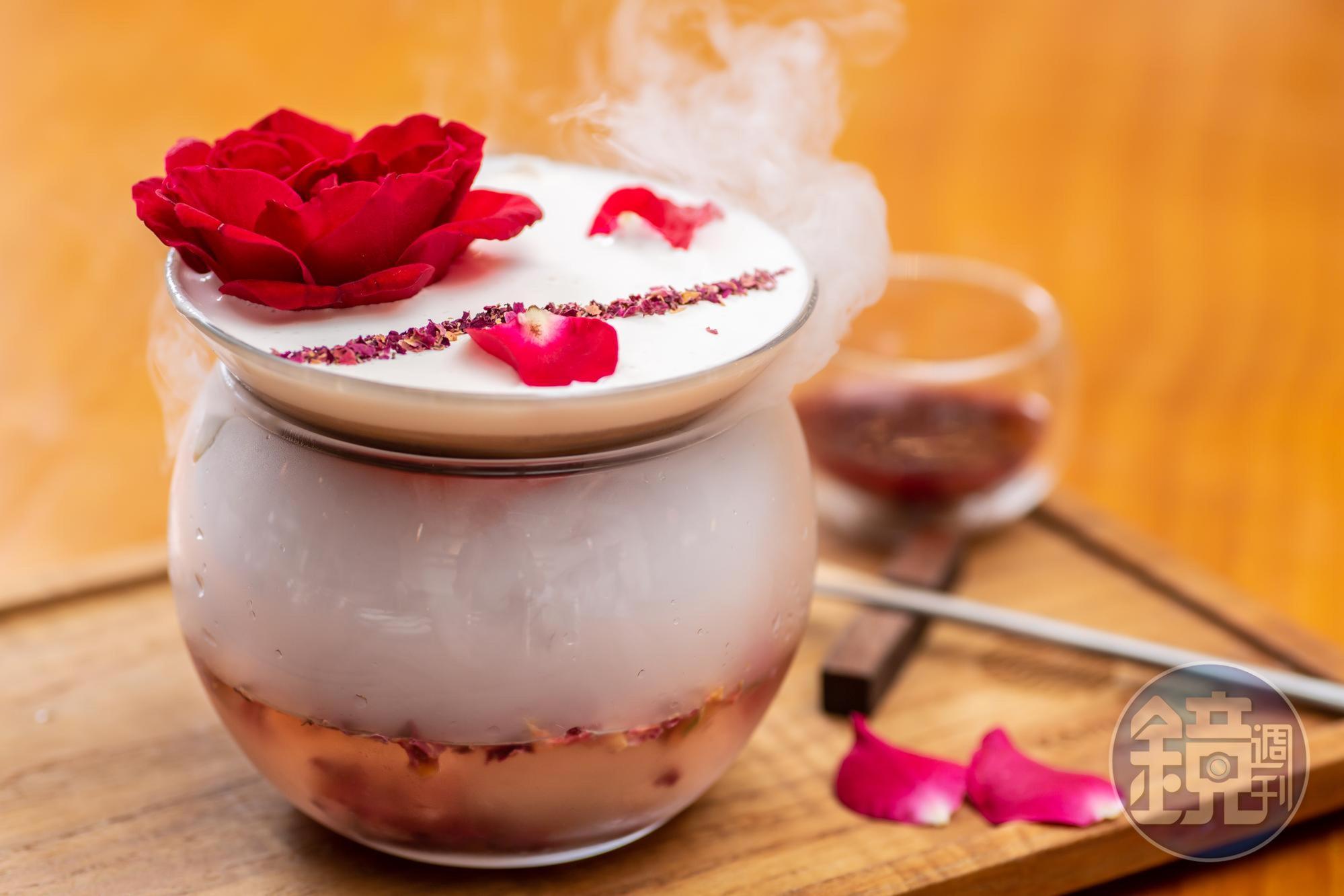 創意咖啡「花漾瑰蜜」特別加入玫瑰花茶和荔枝果露，表層鋪著玫瑰奶霜和有機玫瑰花。（180元／杯）