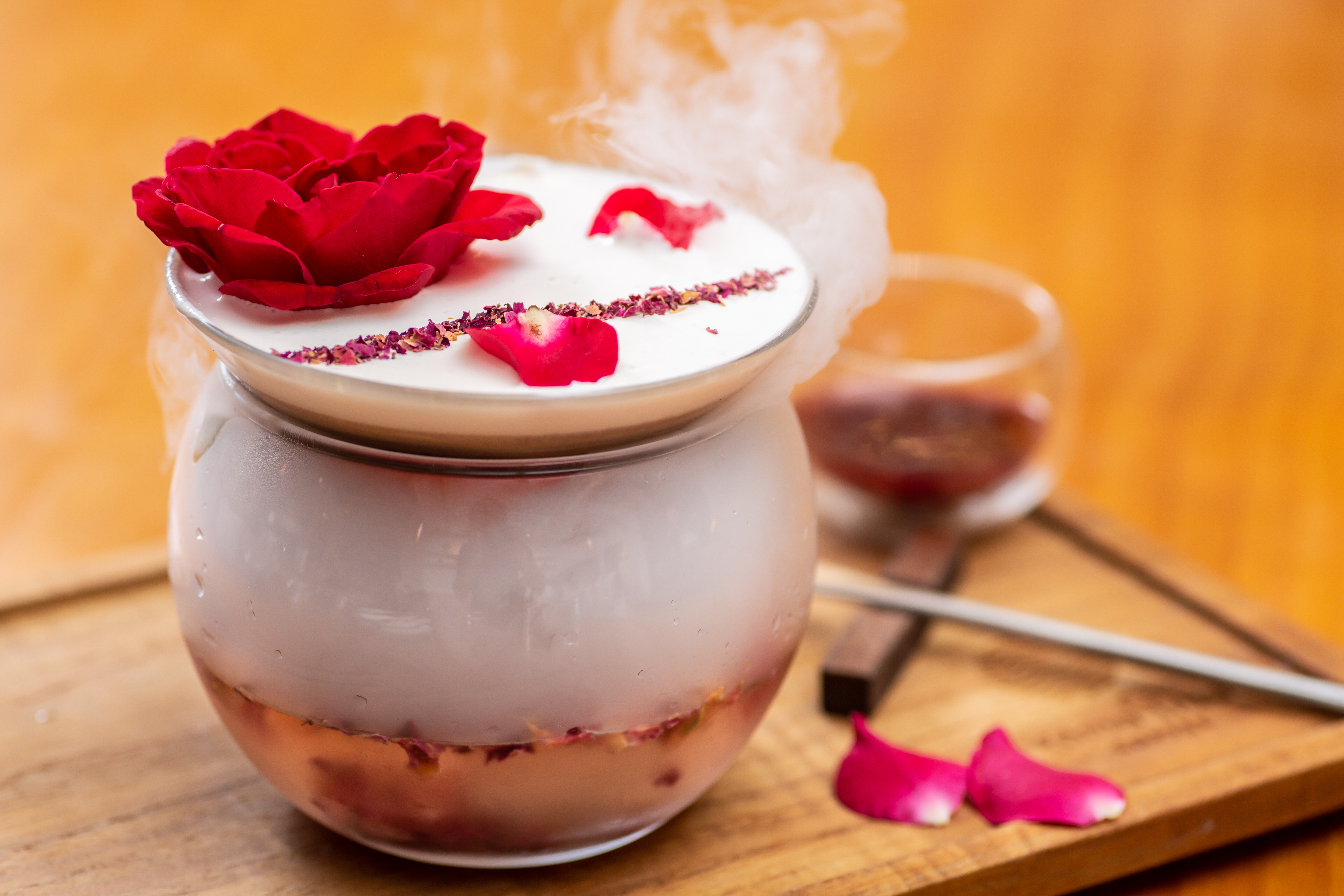 創意咖啡「花漾瑰蜜」特別加入玫瑰花茶和荔枝果露，表層鋪著玫瑰奶霜和有機玫瑰花。（180元／杯）