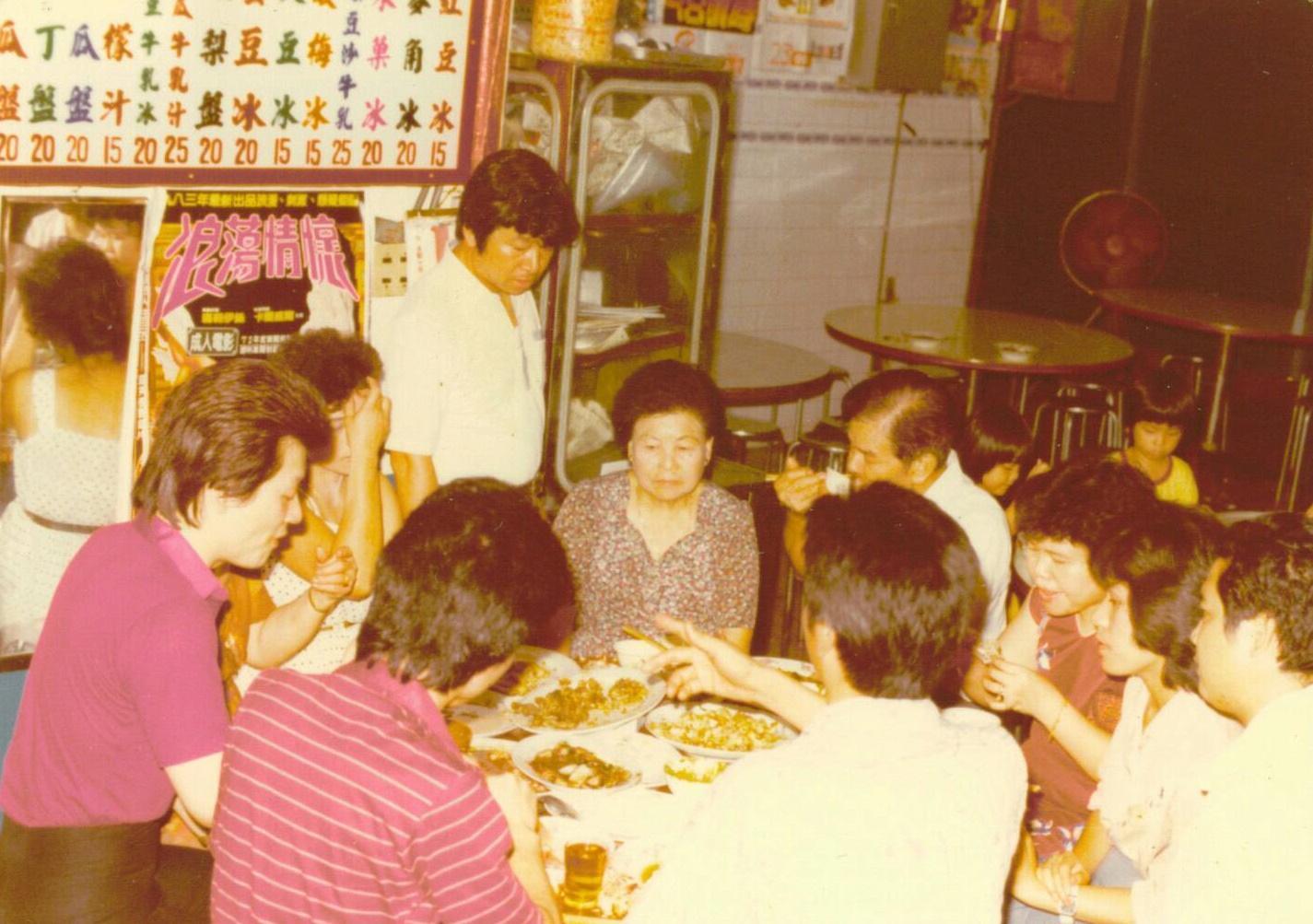 幸發亭設立於台中第一市場,店內多為圓桌,當時創辦人陳溪生日,全家人聚集在冰店內慶祝。(幸發亭提供)