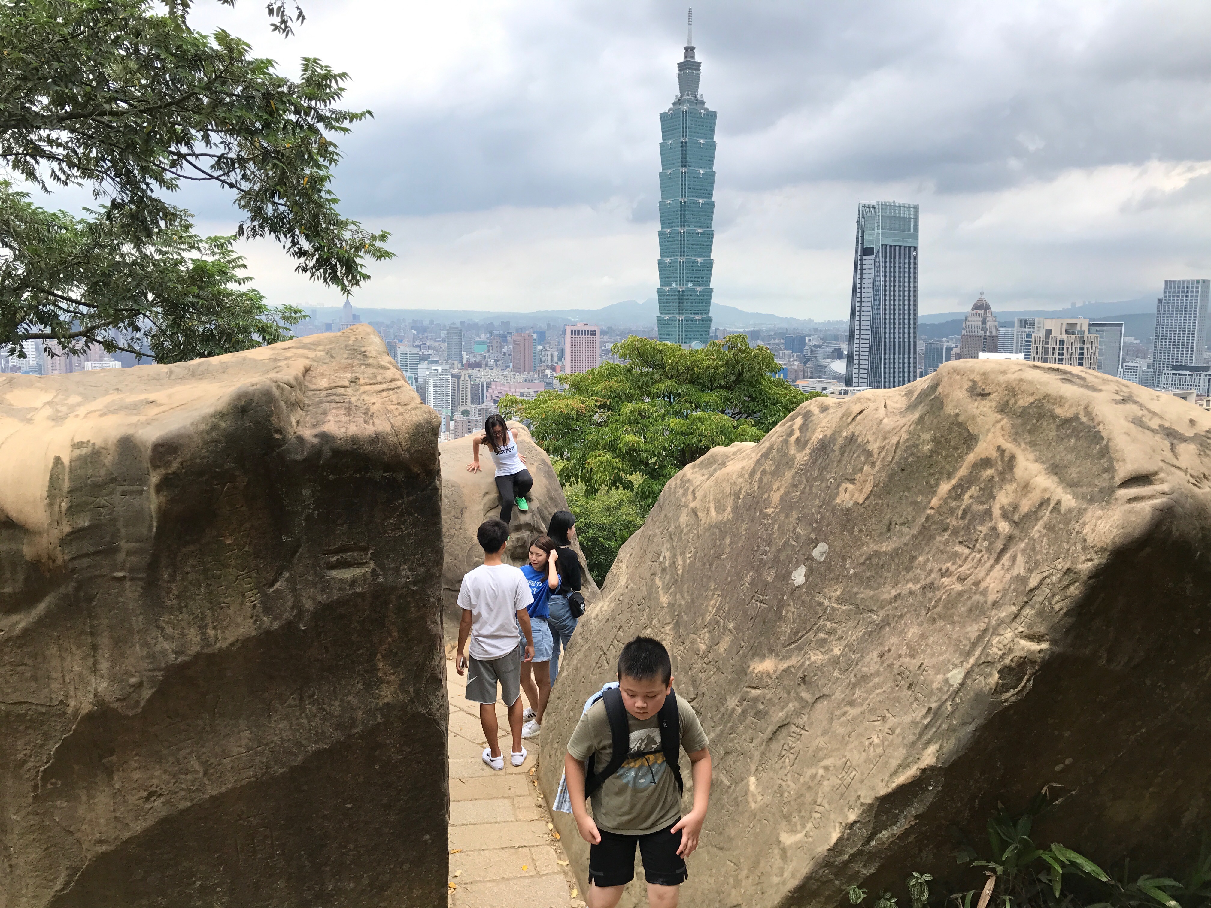 假日在家上網爬文，不如走到戶外爬山健身。（台北畫刊提供）