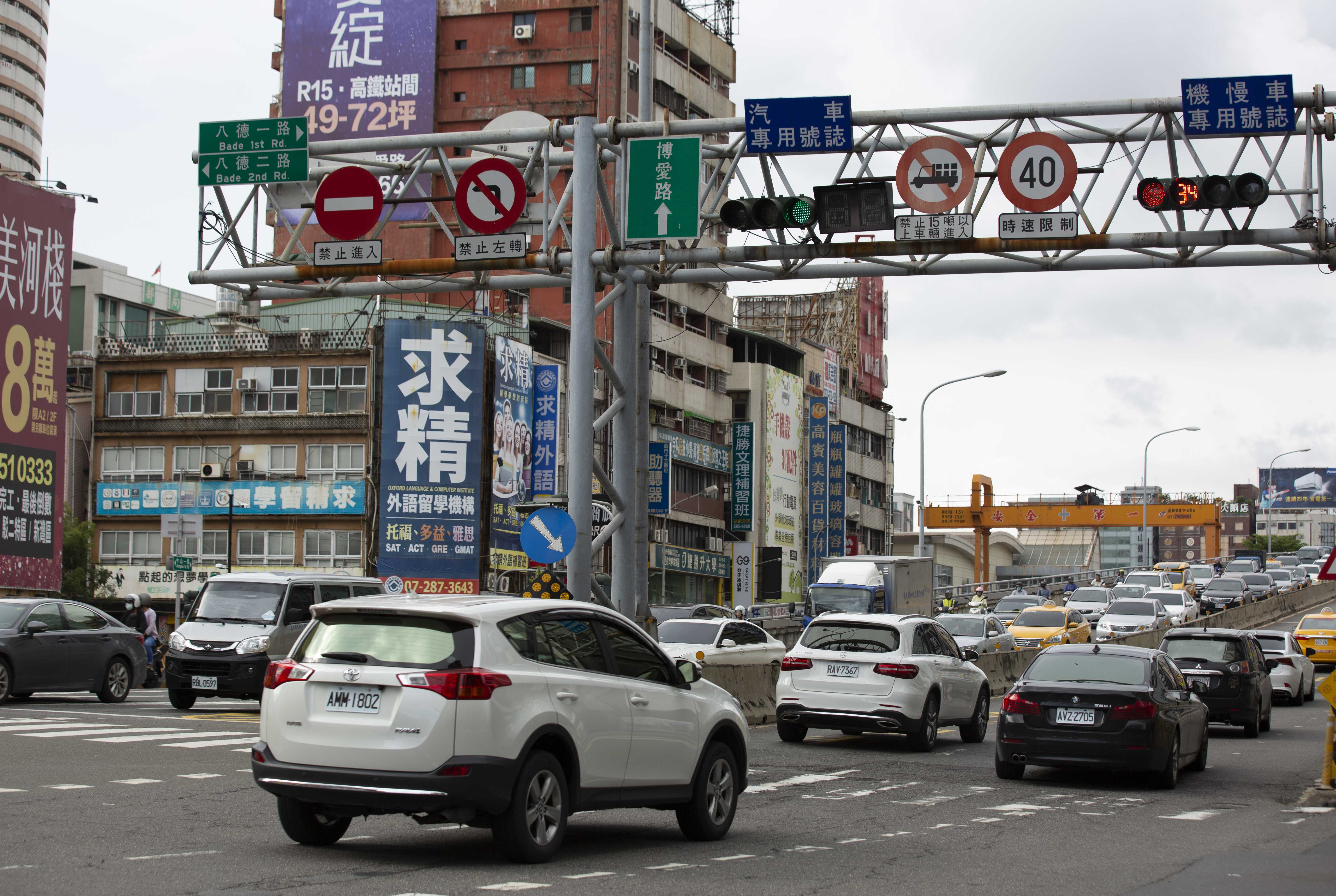 依照議員爆料，高市府計畫拆除中博高架橋，將為高雄市民帶來交通黑暗期。