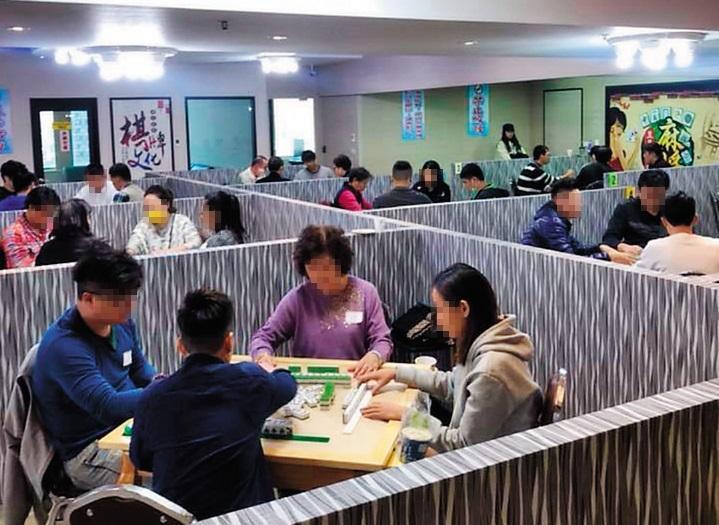 棋牌社內環境明亮乾淨,卻不斷捲入涉賭疑雲。(翻攝臉書)
