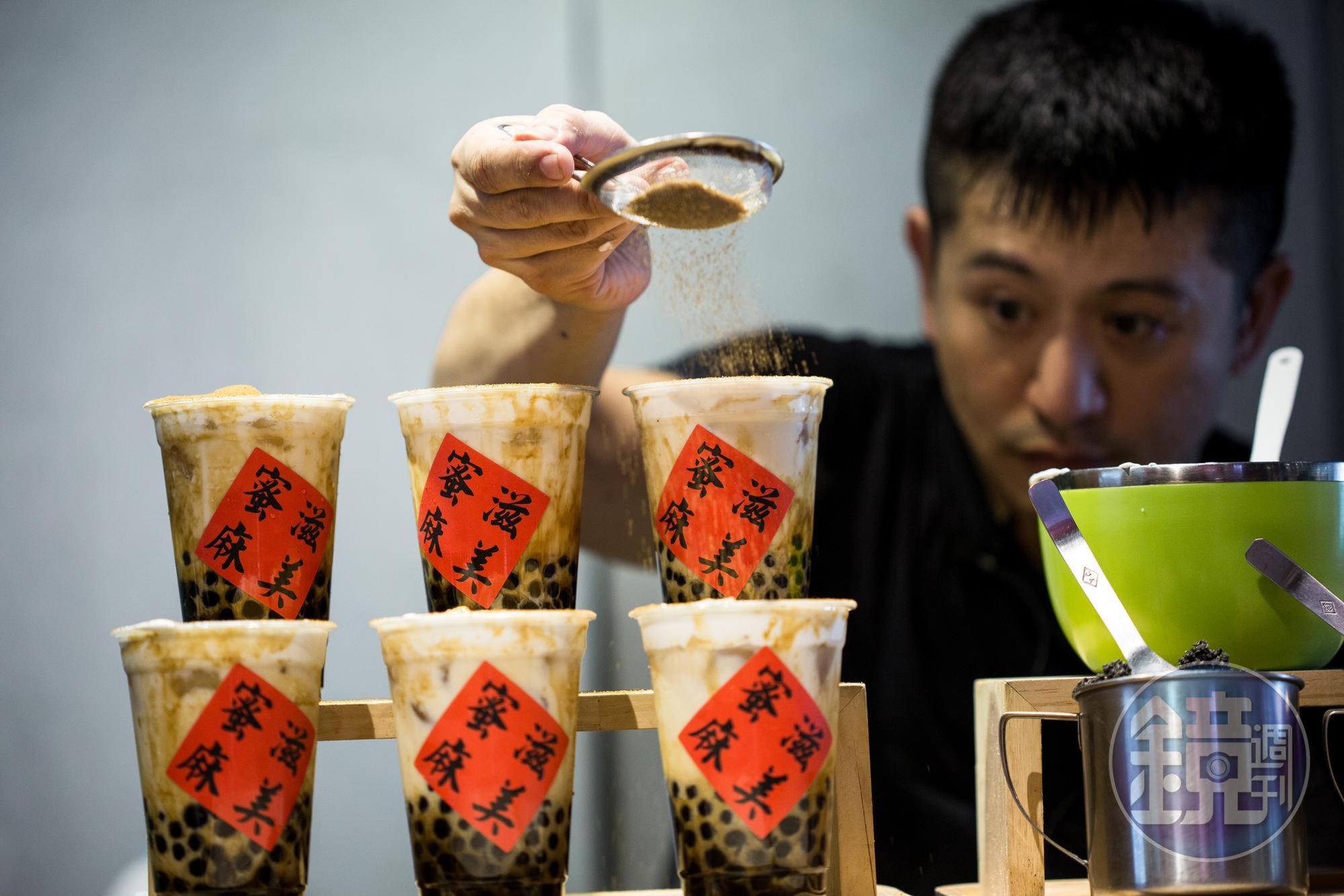 幸發亭第三代陳永安在一中街開飲料店「蜜滋麻美」,他在黑糖珍奶撒上花生、芝麻粉或抹茶粉,打造可以喝的甜點。(黑糖珍珠鮮奶,50元/杯)
