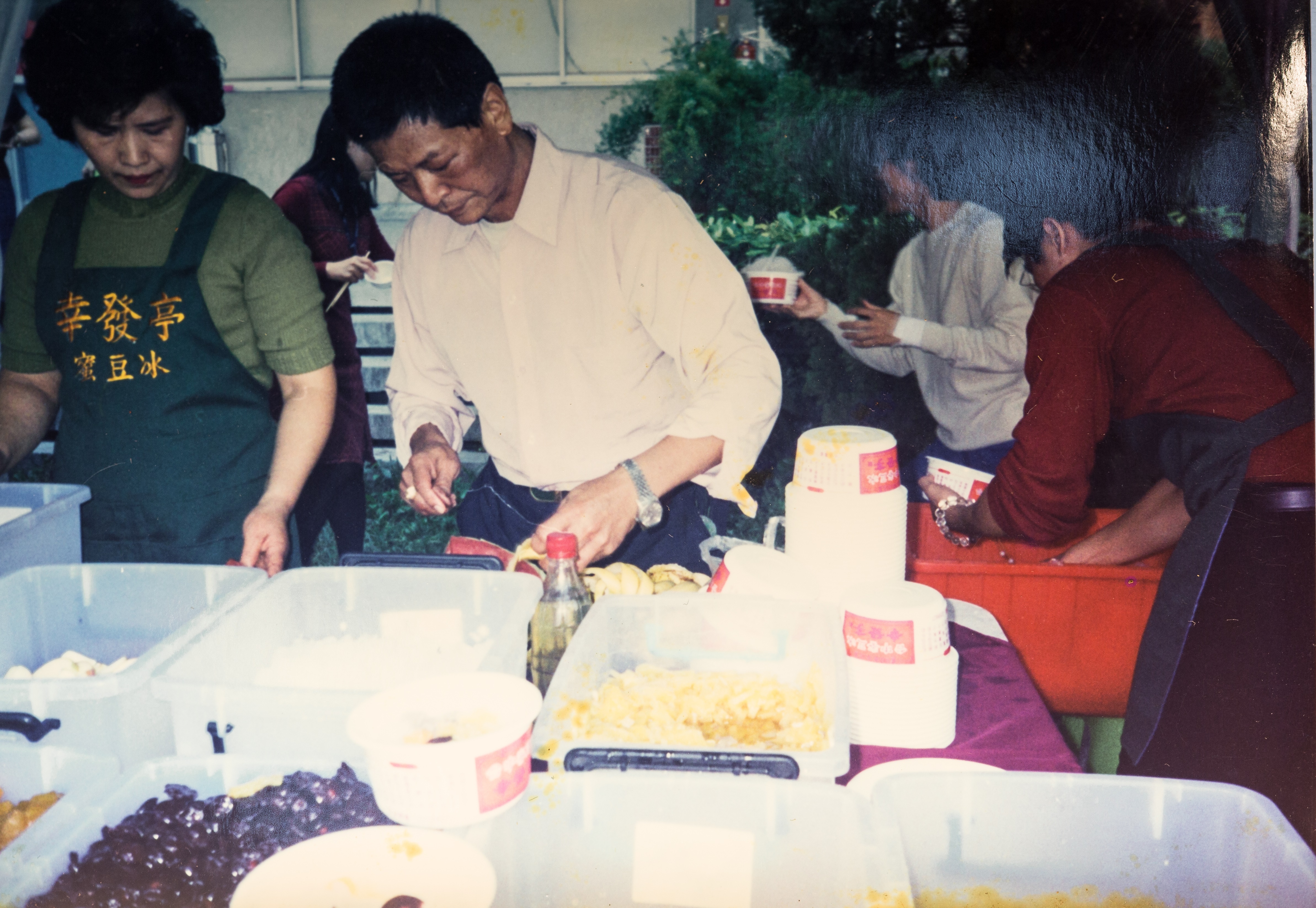 蔡豐筠（左1）和先生陳慶隆（右1）糾纏情感一輩子，直到他過世後才釋然寬心。（幸發亭提供）