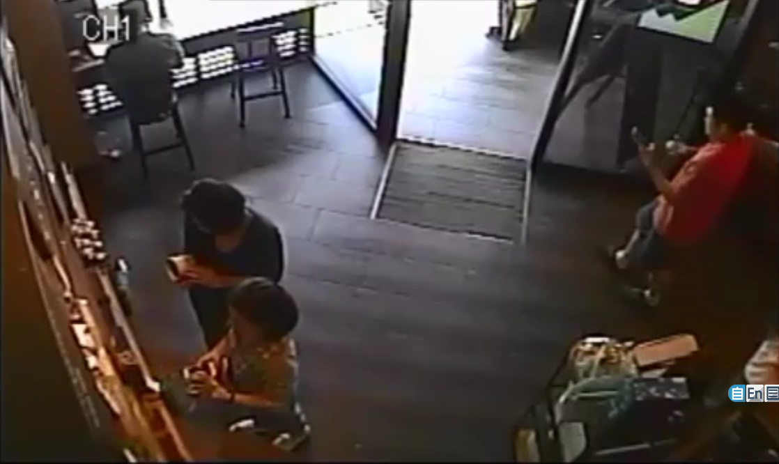 身穿紅色衣物的王嫌，至內湖區星巴克洲子門市偷拍女性如廁畫面。（翻攝畫面）