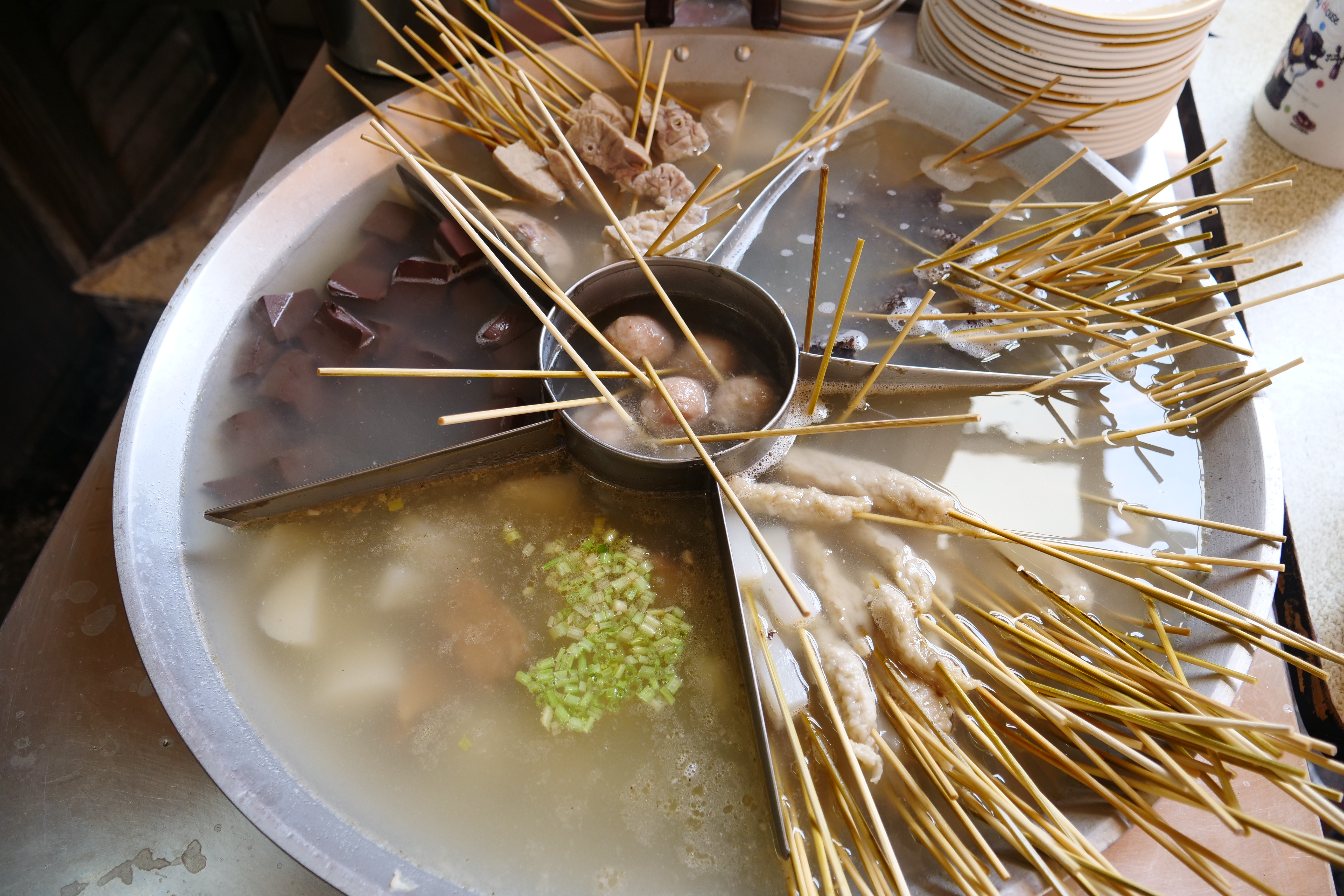 浸在蘿蔔高湯中的貢丸、豬肺、米血、黑輪，軟Q清甜。（2～5元／串）