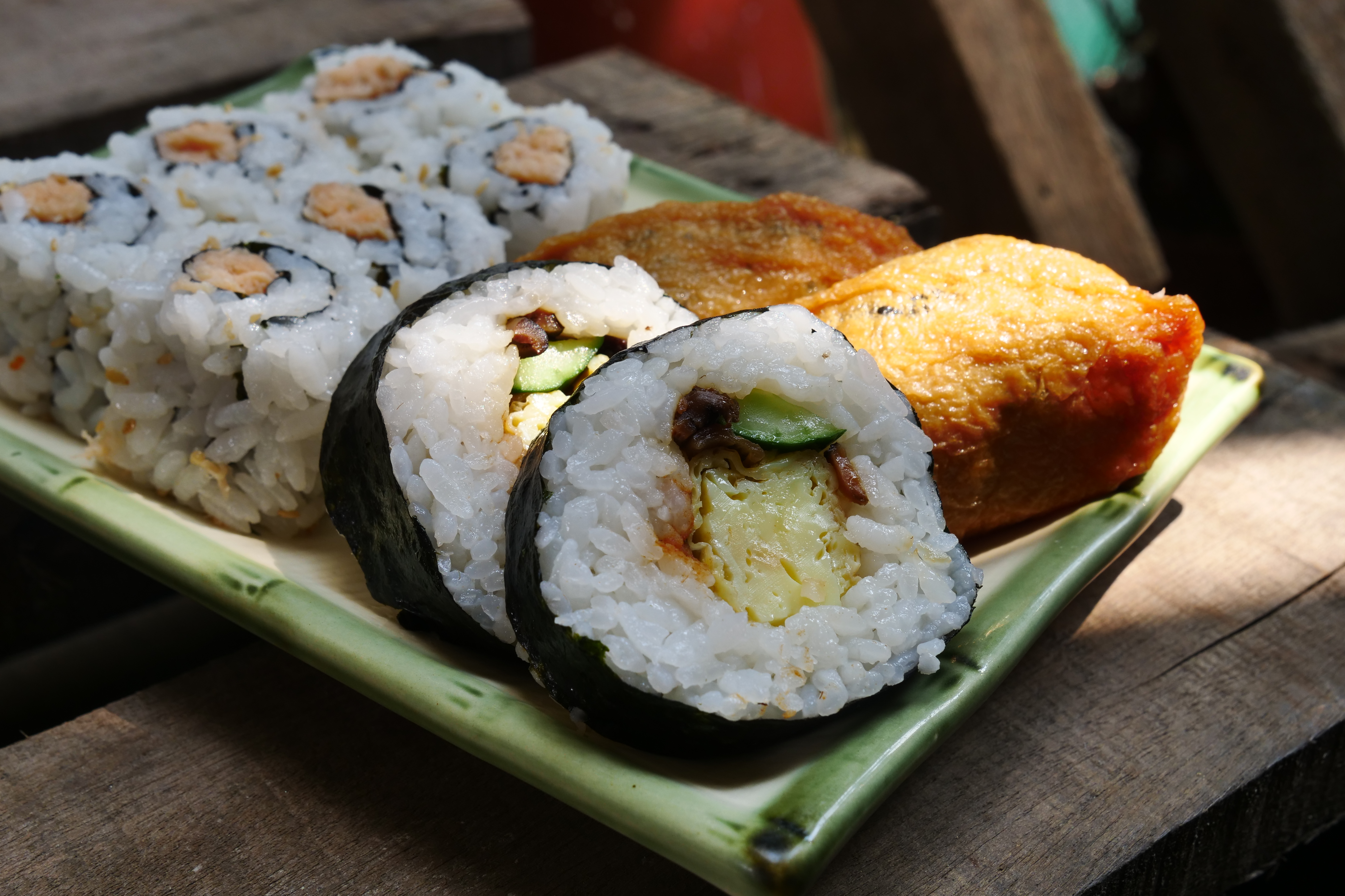 「惠比壽日式壽司」醋飯空氣感的拿捏得宜，吃起來粒粒分明又蓬鬆。（太卷、稻荷、鮭魚卷皆為12元／顆）