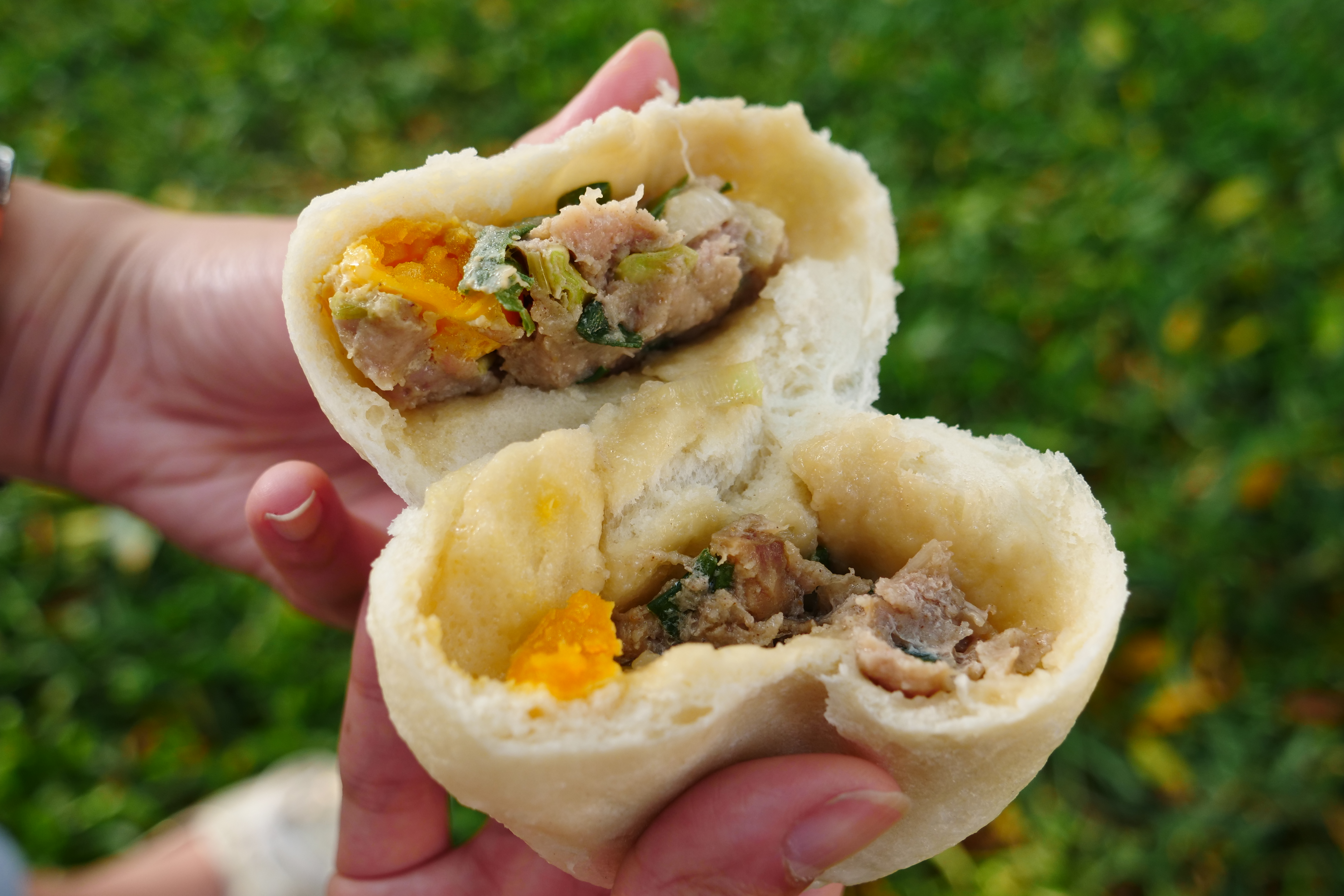 手撖麵皮，肉餡鮮甜且鹹蛋黃的份量剛好，是林敬堯最愛的三官路肉包。（20元／份）