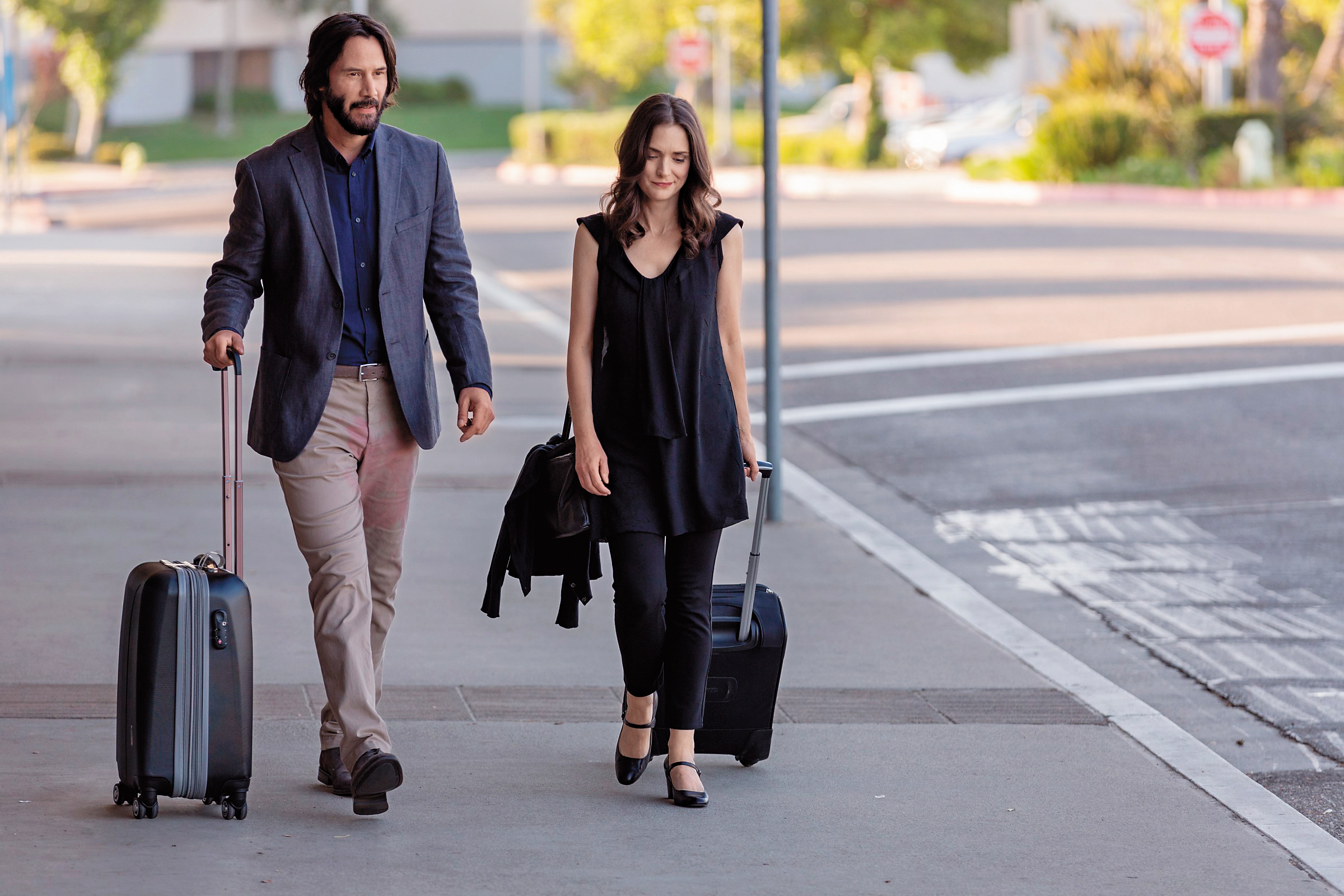 《婚禮冤家》讓基努李維與薇諾娜瑞德在辛辣的唇槍舌劍中，帶出現代人的困惑與失落，兩位大明星火花不斷，令人驚喜。（甲上提供）