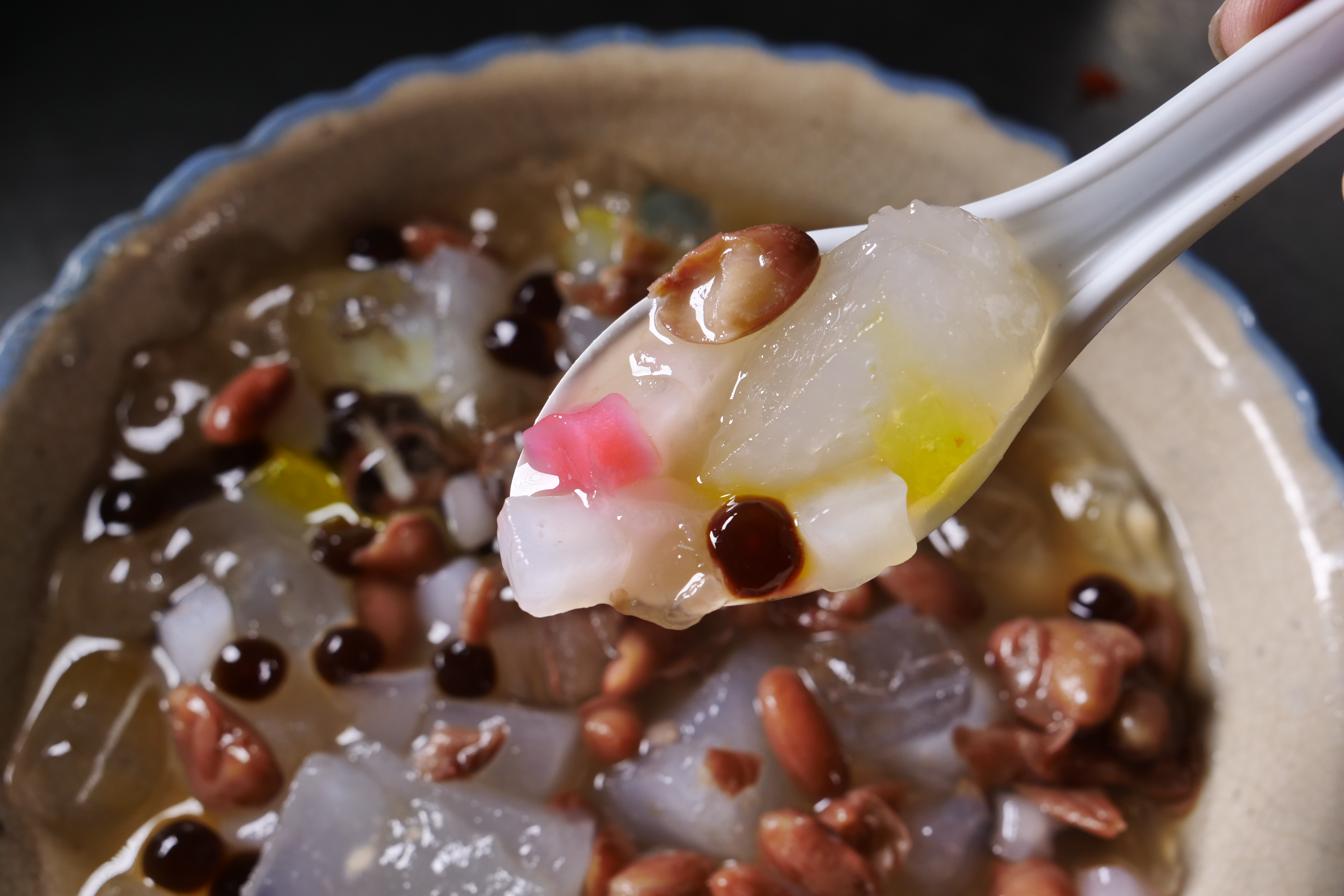 以地瓜粉製作的粉粿特別軟Q。