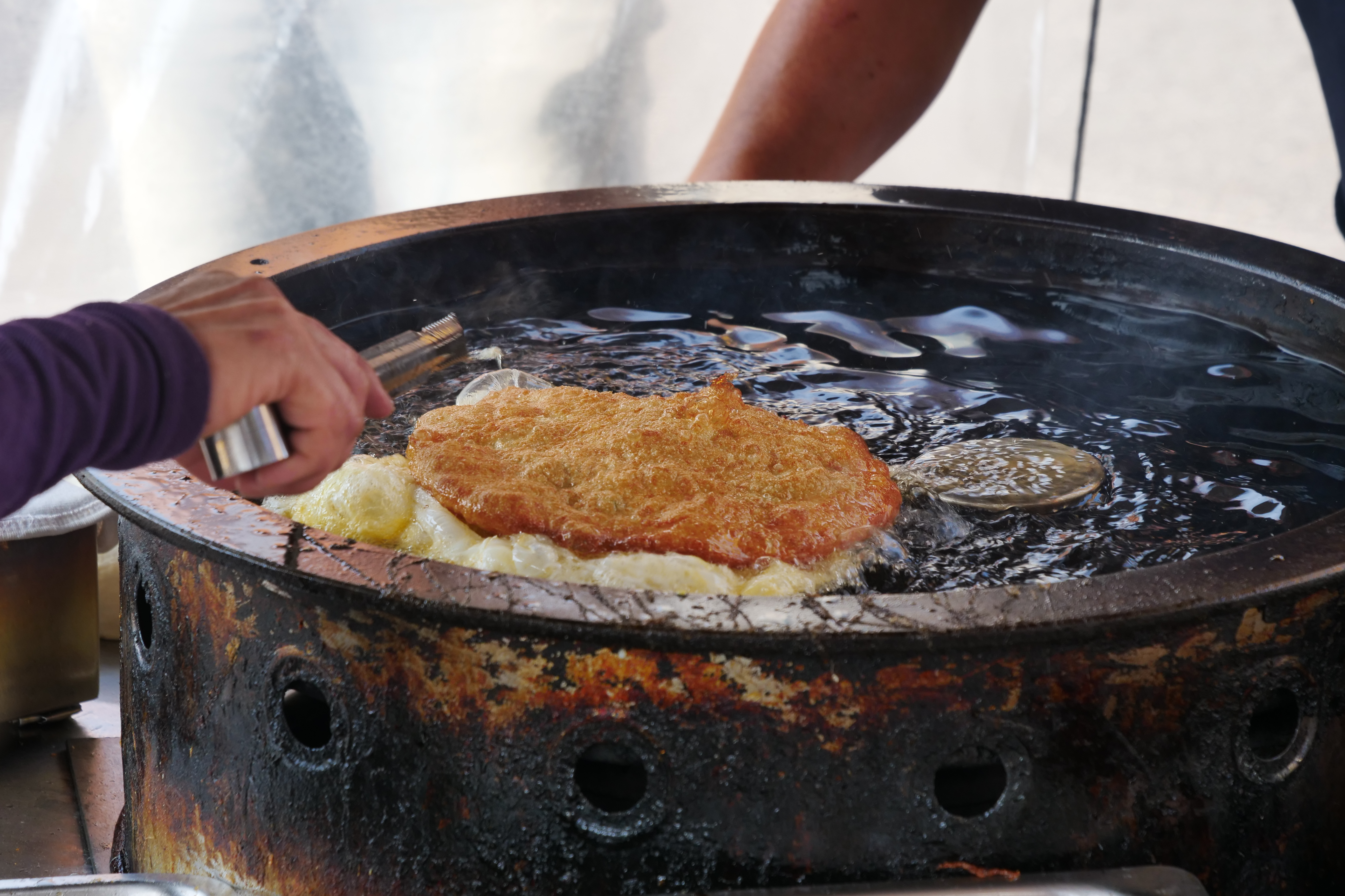 金黃蓬鬆的蔥油餅與炸蛋是絕配。