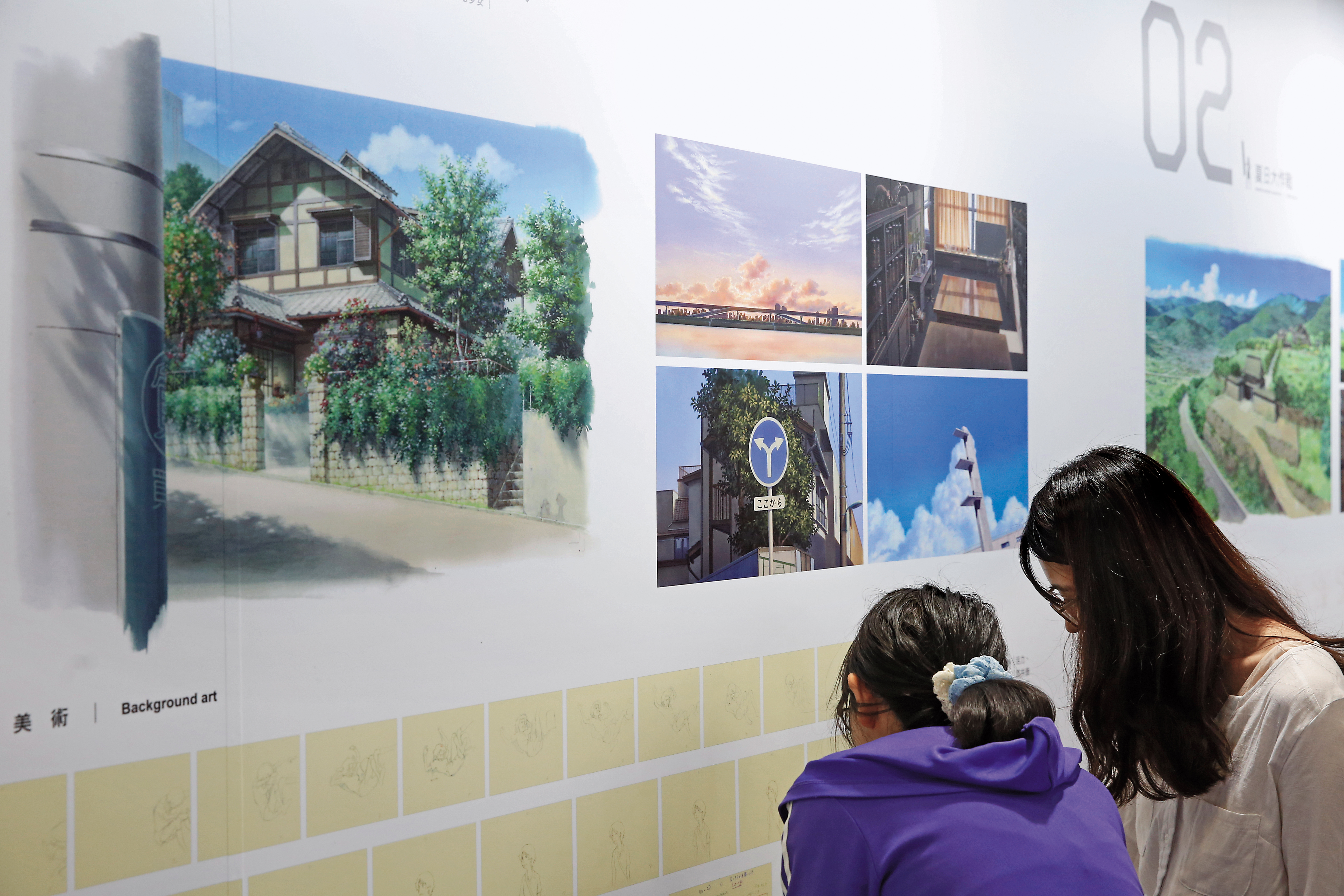 細田守特展中展出動畫中美麗的手繪背景，吸引粉絲駐足觀賞。