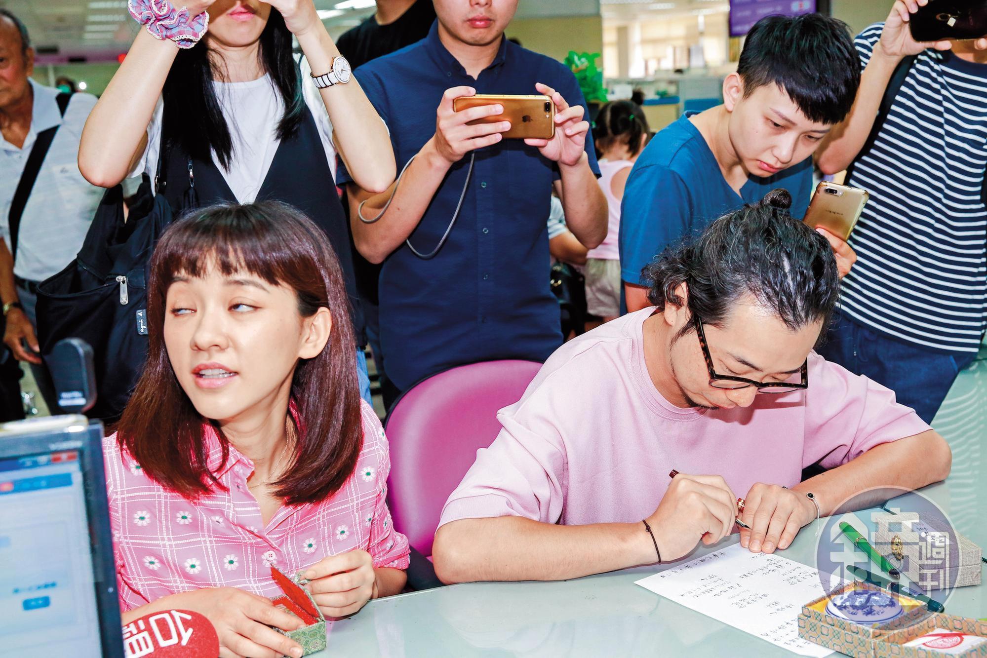 之前本刊早有陳意涵(左)已經懷孕消息,說她因此推掉了許多工作。難怪夢想組前男友足球隊破滅的她大翻白眼。