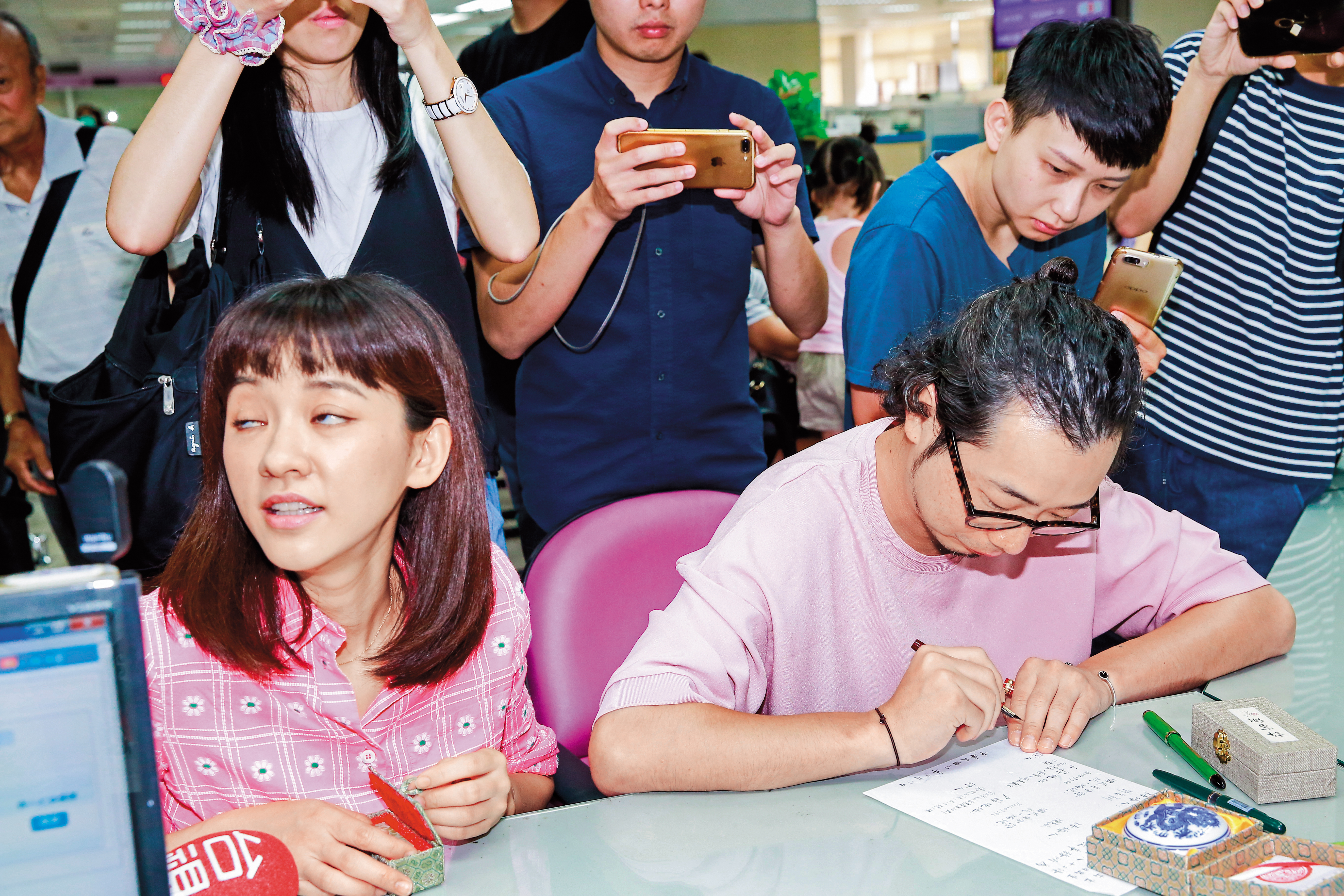 之前本刊早有陳意涵（左）已經懷孕消息，說她因此推掉了許多工作。難怪夢想組前男友足球隊破滅的她大翻白眼。