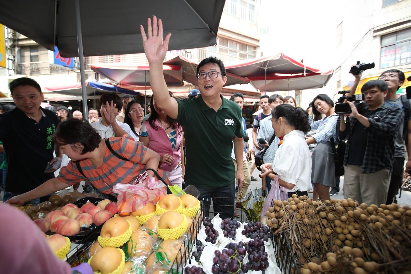 民進黨台北市長參選人姚文智，今早前往南京公寓市場掃街。（姚文智辦公室提供）