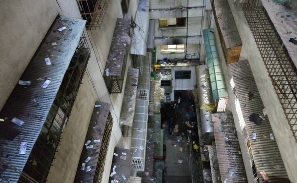 高雄一名男子欲輕生，咆哮狂吼聲驚壞住戶，還撒下五十多萬的千元鈔。（翻攝畫面）