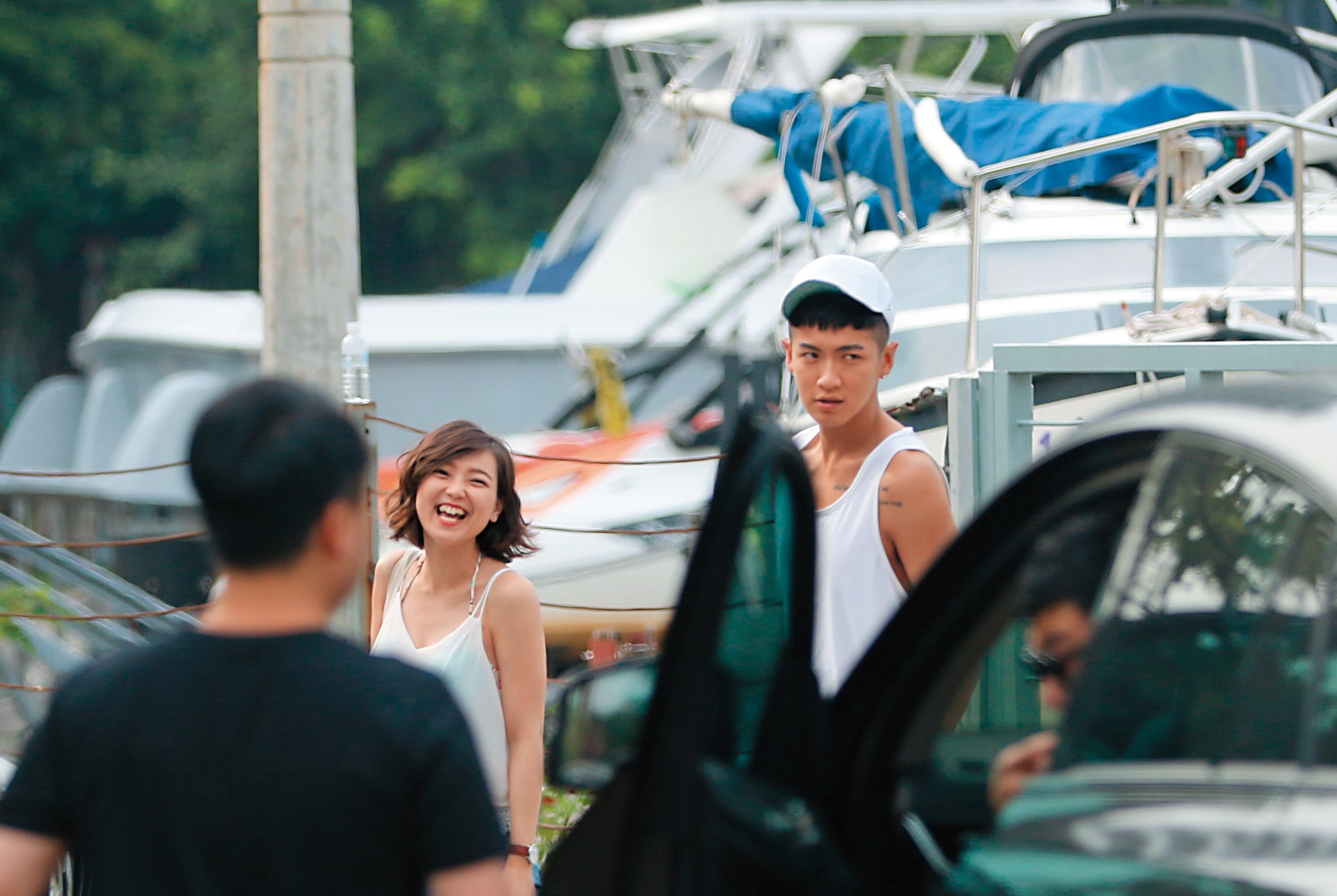 7月23日 16：07，以往柯震東（右）是夜行動物，但本刊直擊他大白天出門，而且是親近大自然行程，身旁依然有辣妹作陪。