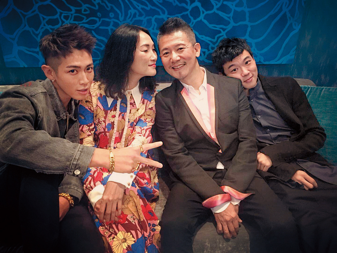 柯震東爸爸（右2）日前過生日，生日願望必然希望一家四口否極泰來。（翻攝自柯震東IG）