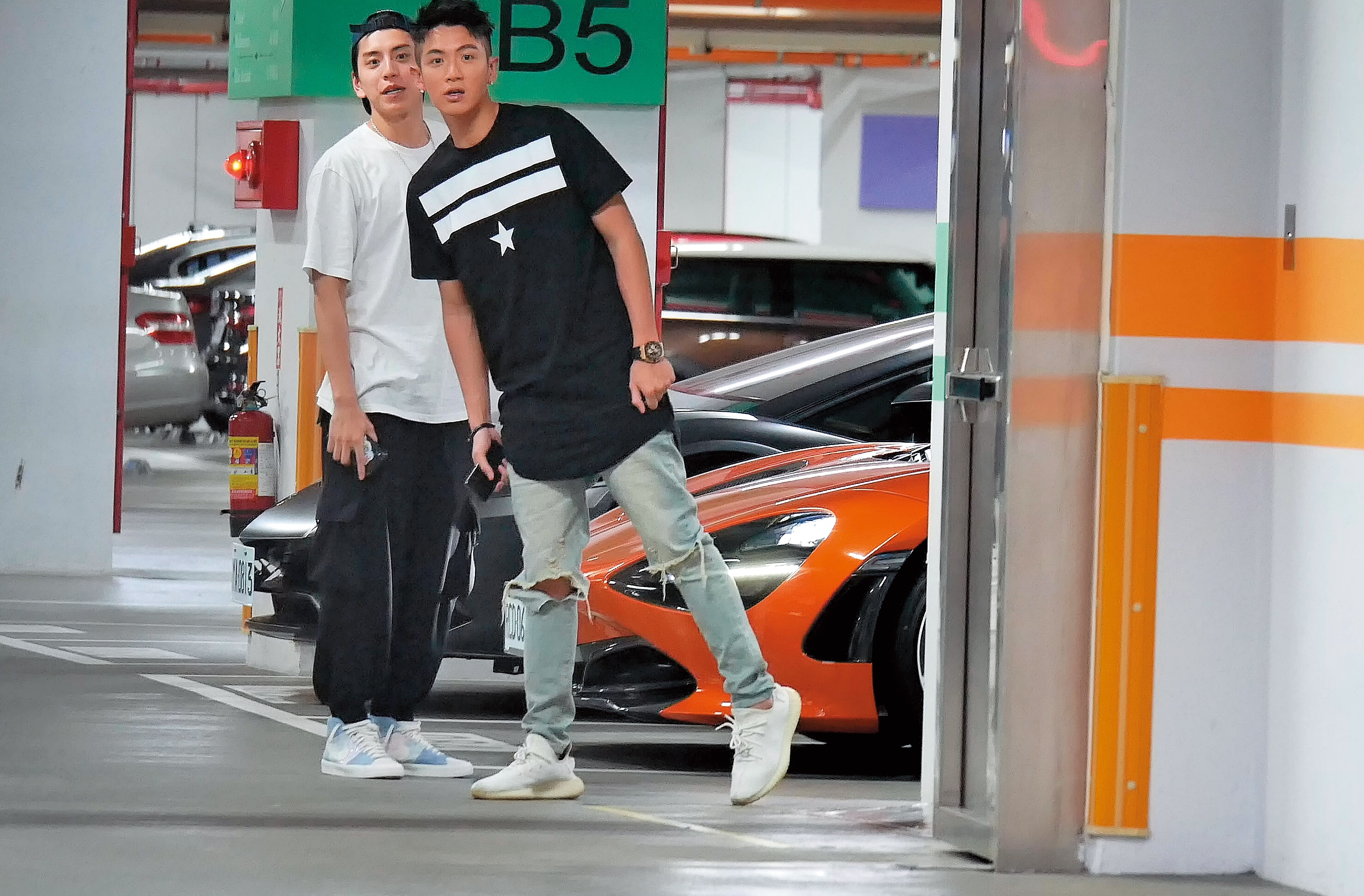 7月3日 17：04，身旁沒有粉味的時候，柯震東（右）就跟王大陸（左）等兄弟們出門逛街。