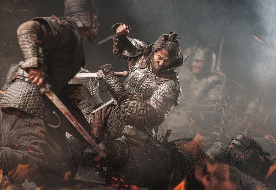 趙寅成在《浴血圍城88天》中展現驍勇殺敵的模樣，讓影迷十分期待。（車庫娛樂提供）