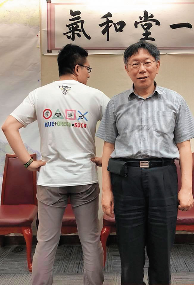 童仲彥與台北市長柯文哲交情不錯,2人經常合照。(翻攝童仲彥臉書)