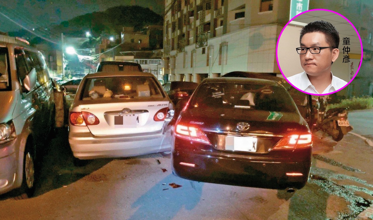 童仲彥8月11日鬼門開當天凌晨，駕駛黑色轎車衝撞3車。（翻攝畫面）