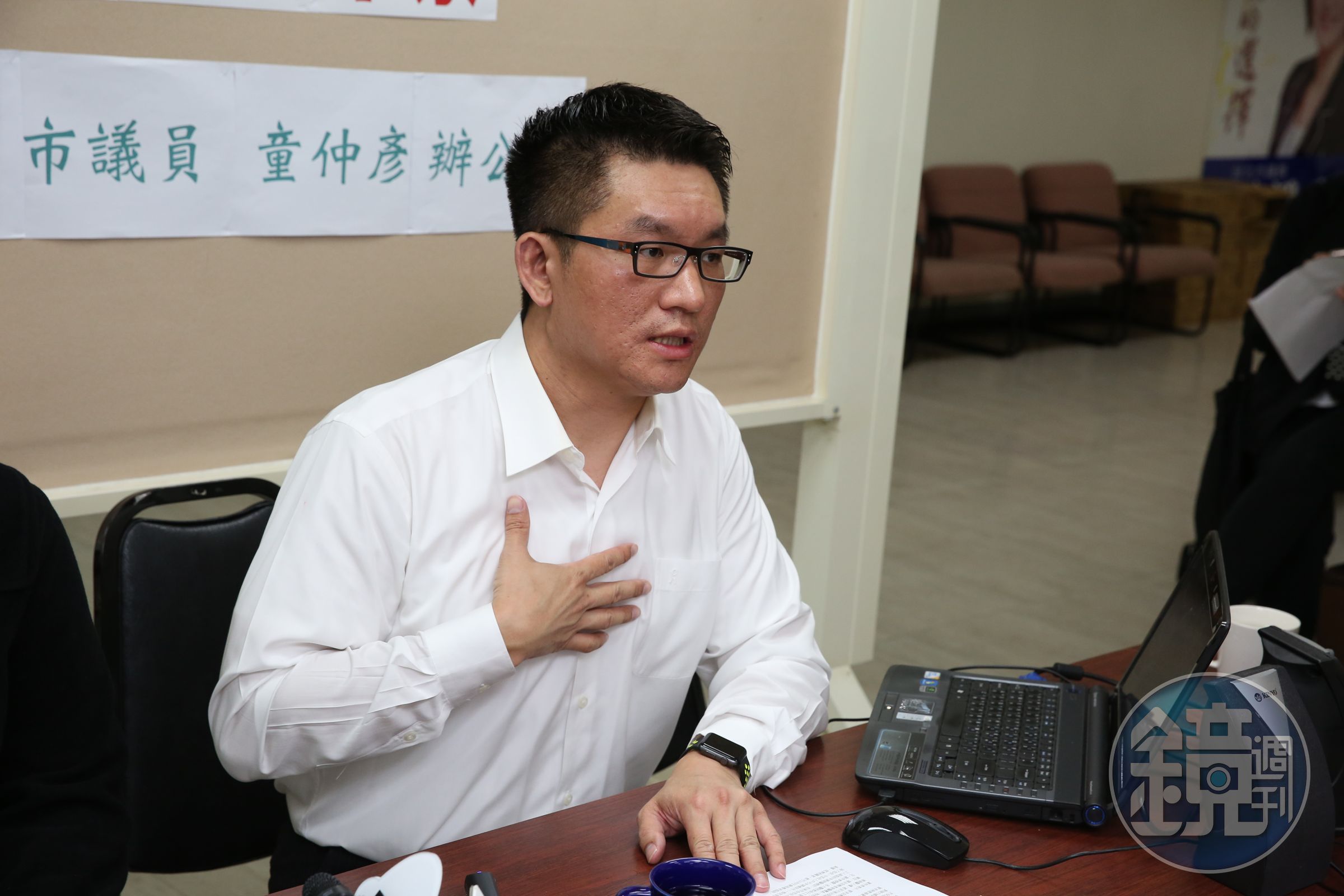 童仲彥宣稱酒駕撞車是因為跑攤多喝了2杯，日前宣布退出議員選舉。但實情是當天跟女友邱薏吵架，借酒澆愁。