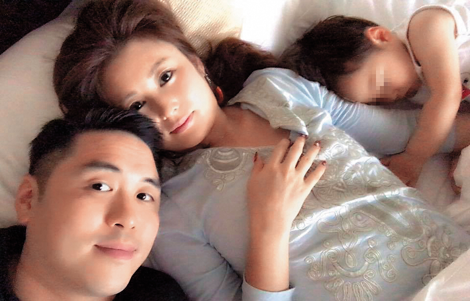 王泉仁（左）在麻衣（中）產子後未久，就逐漸淡出老公和父親的角色，甚至經常過門不入。（翻攝自麻衣臉書）