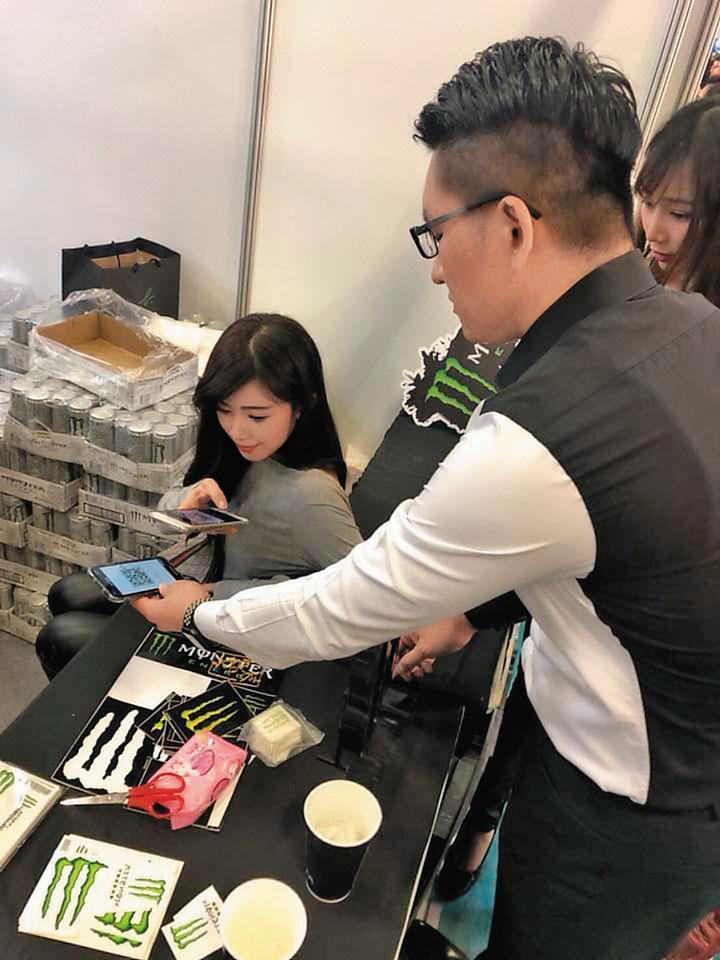 童仲彥在動漫展與正妹交換LINE帳號,絲毫不避諱。(翻攝童仲彥臉書)
