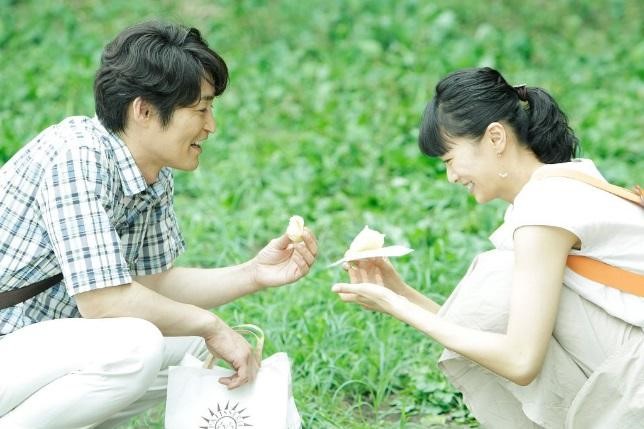 榮倉奈奈（左）與安田顯在《每天回家老婆都在裝死》中扮演夫妻。（車庫娛樂提供）