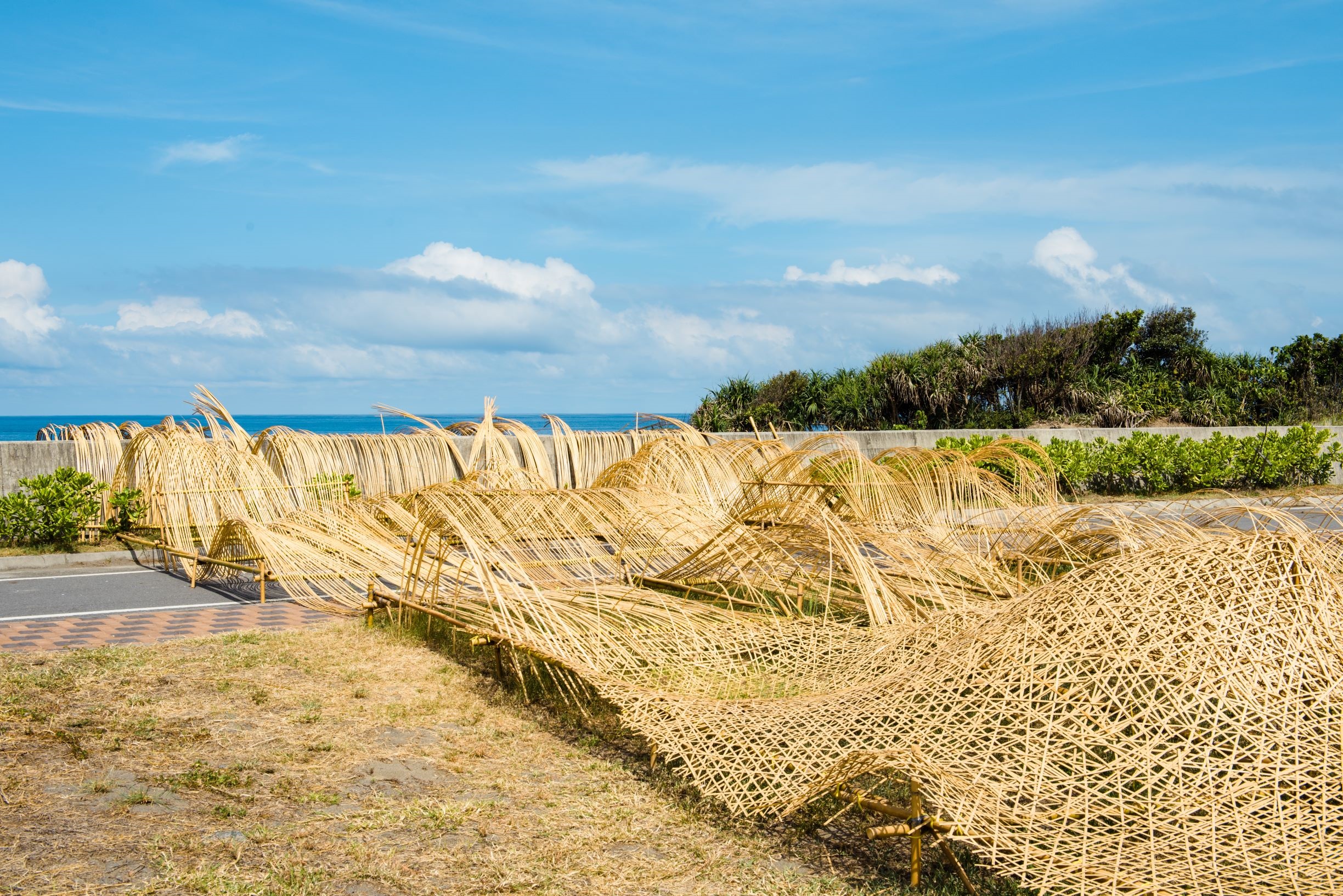 藝術家游文富的作品「南方向量」，從陸地蔓延海洋，述說著南風指向。（圖片提供／山冶計畫）