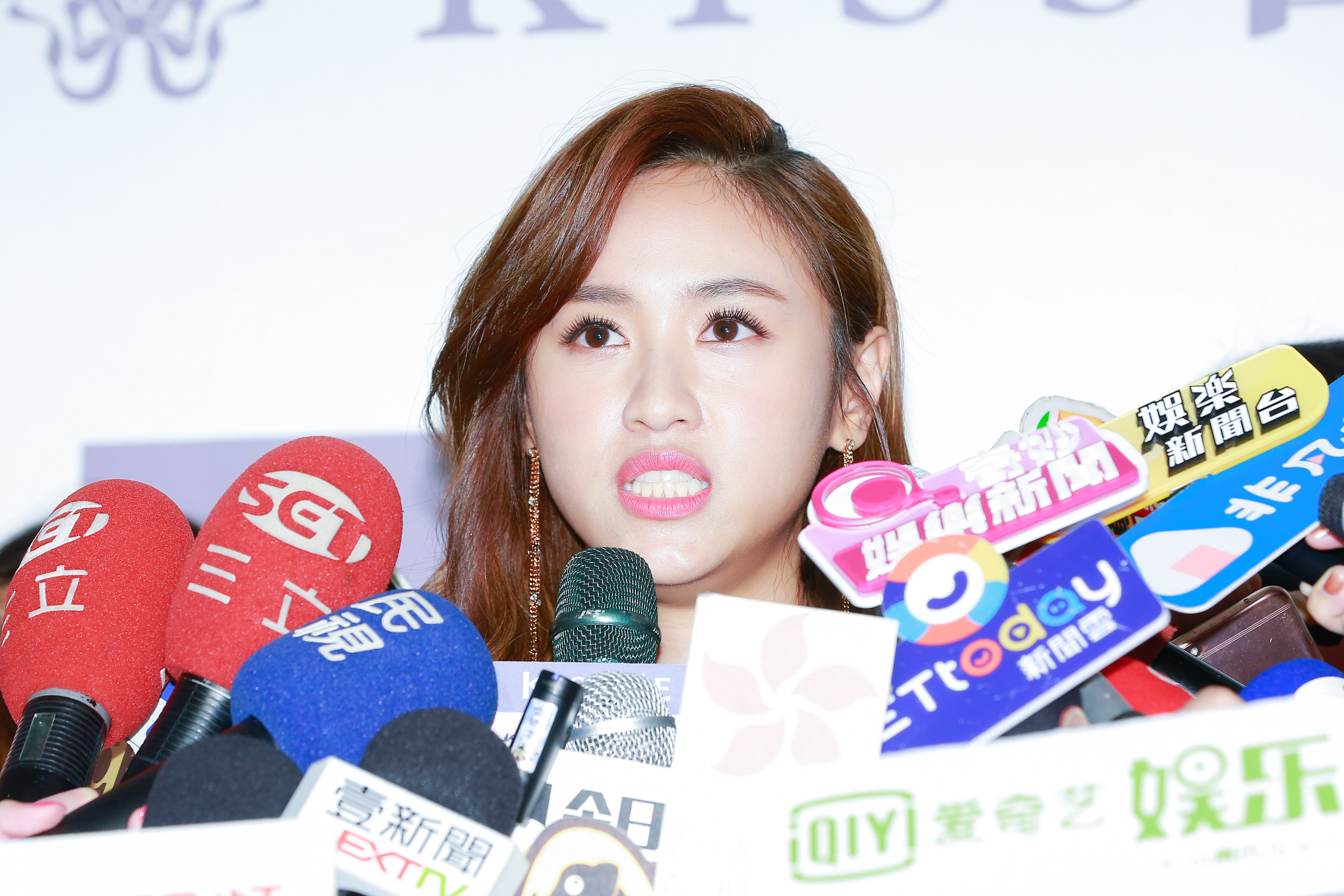 吳姍儒被媒體包圍詢問弟弟的後續發展，她表示弟弟即將返美，未來只能靜觀其變。