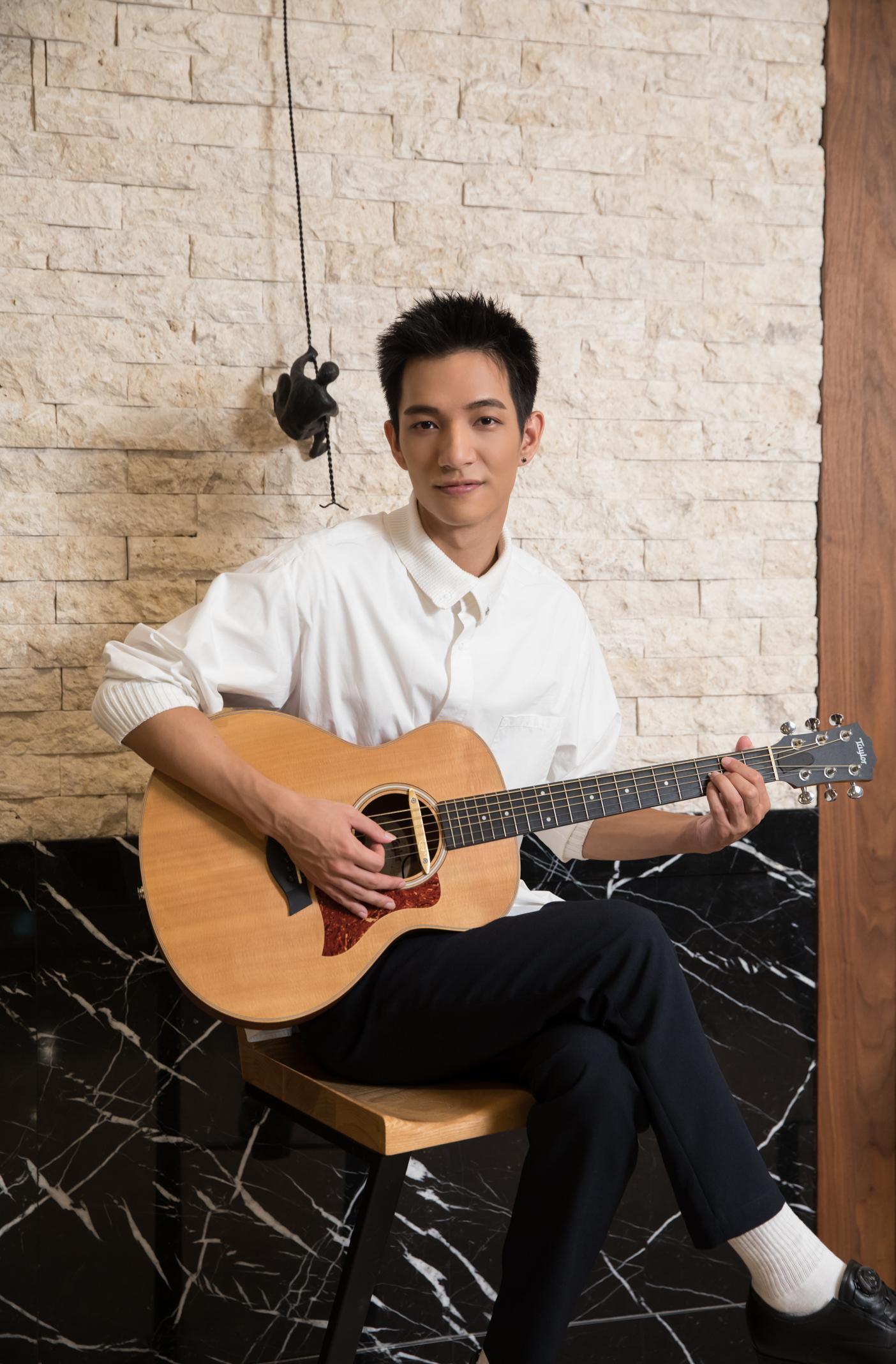 黃奕儒擅長吉他跟電吉他，在街頭演唱多年累積實力，直到3年前被相中培訓發片。（相信音樂提供）