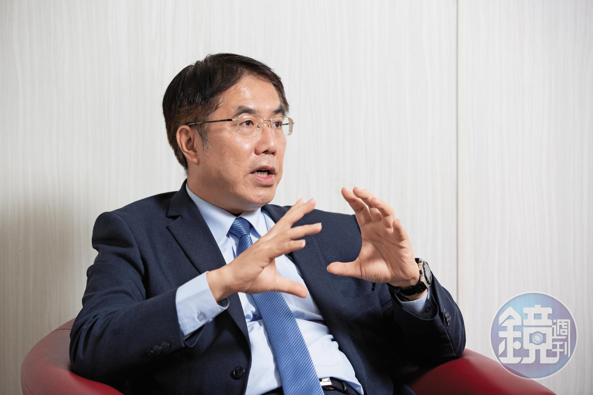 黃偉哲擁有哈佛、耶魯雙碩士學位，擔任立委期間常上政論節目，具有全國性知名度。