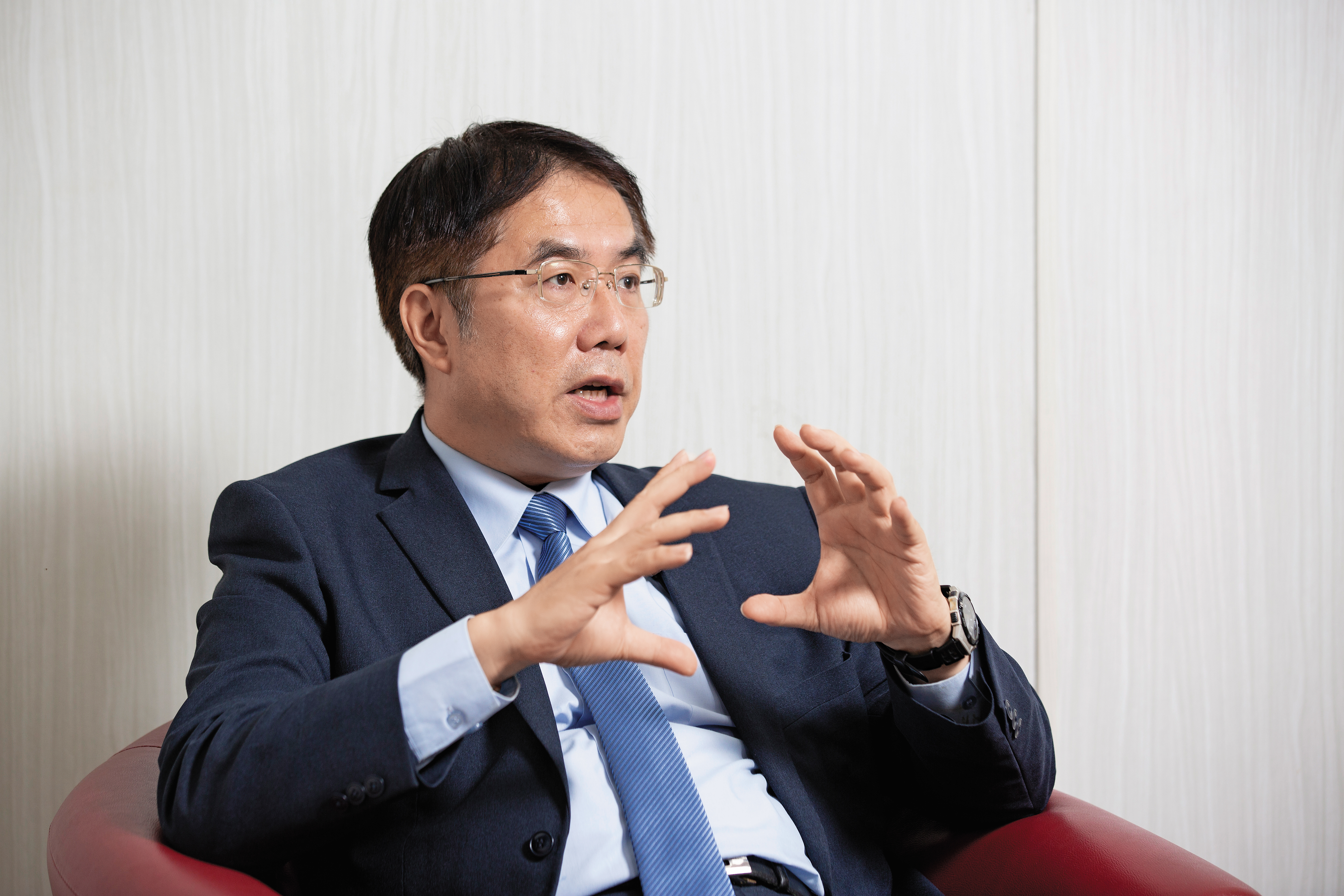 黃偉哲擁有哈佛、耶魯雙碩士學位,擔任立委期間常上政論節目,具有全國性知名度。