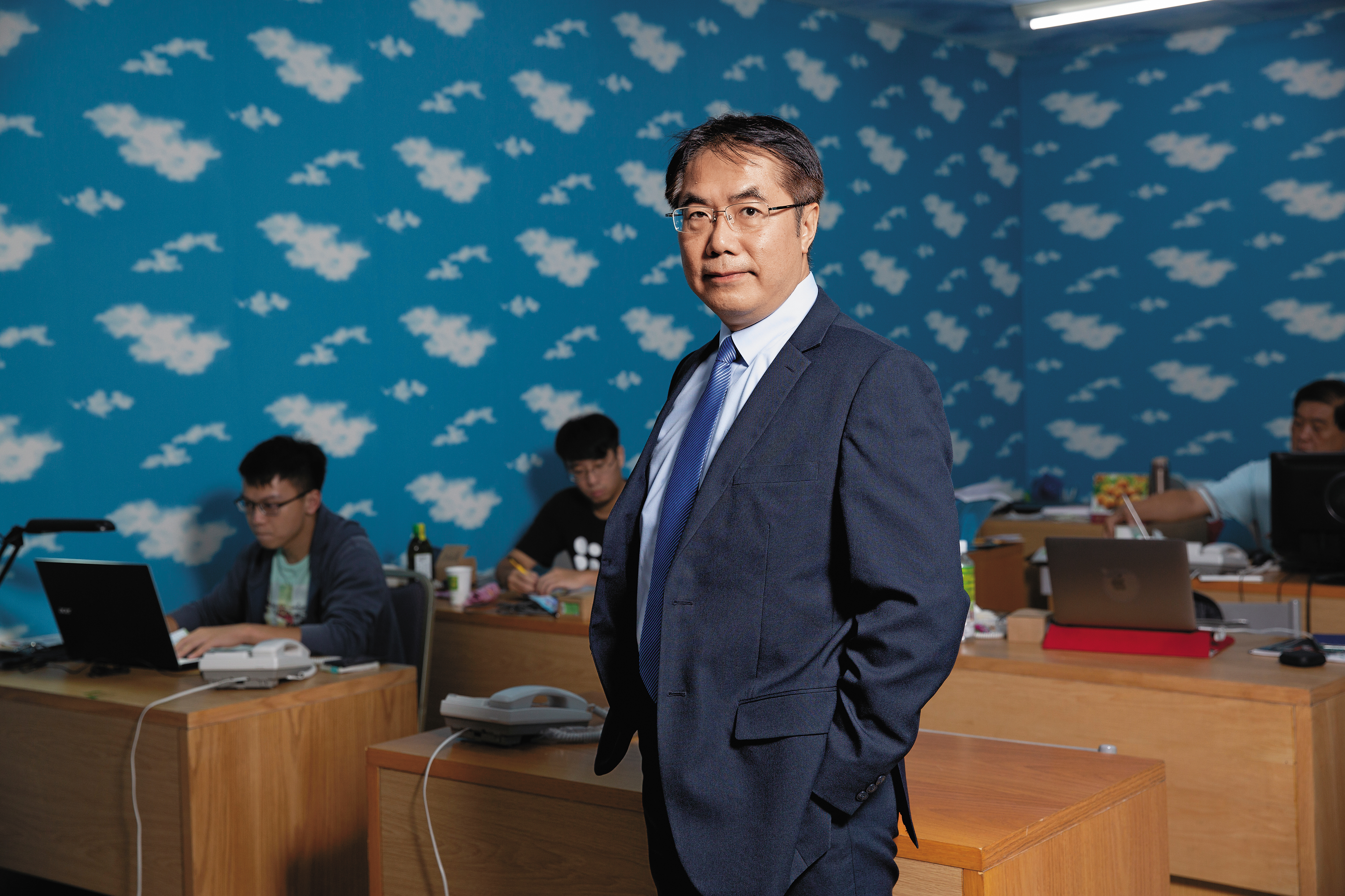 黃偉哲接受本刊專訪，宣示要透過捷運、鐵路、公車等交通路網改善台南交通。