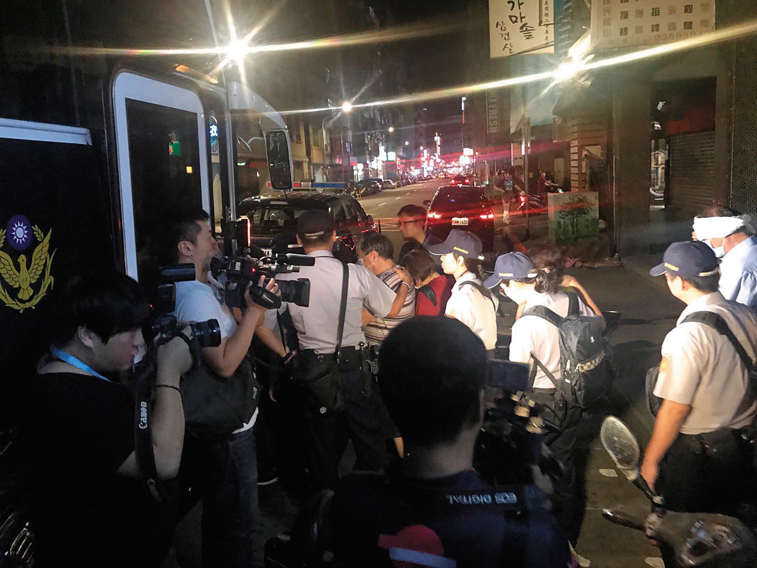 內政部警政署督察室靖紀小組8月初在台北市萬華區大規模抓賭。（警方提供）