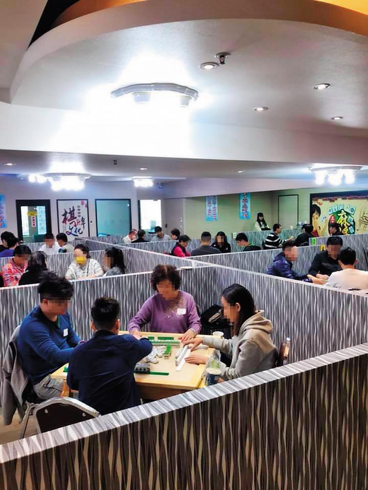 棋牌社內環境明亮乾淨，卻可能捲入涉賭疑雲。（翻攝臉書）
