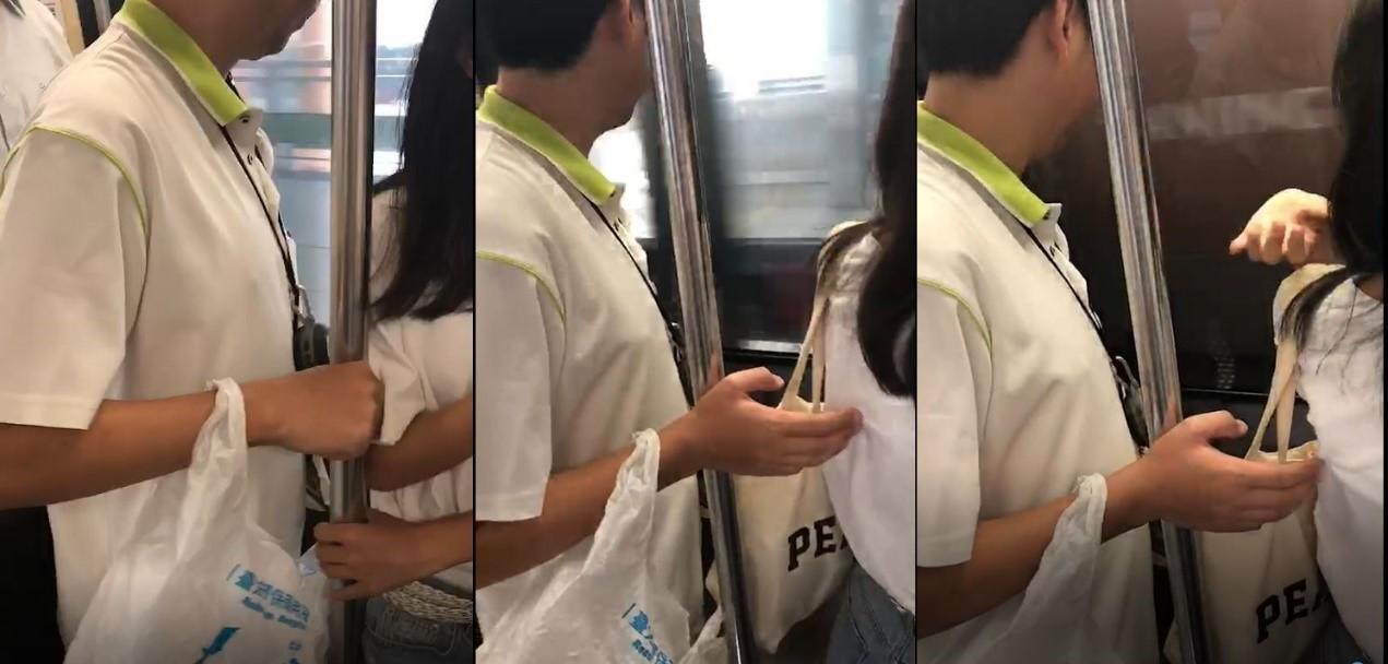白衣男利用與女乘客錯身的機會，默默伸出兩根手指，對女乘客的背摳啊摳。（翻攝自爆料公社）
