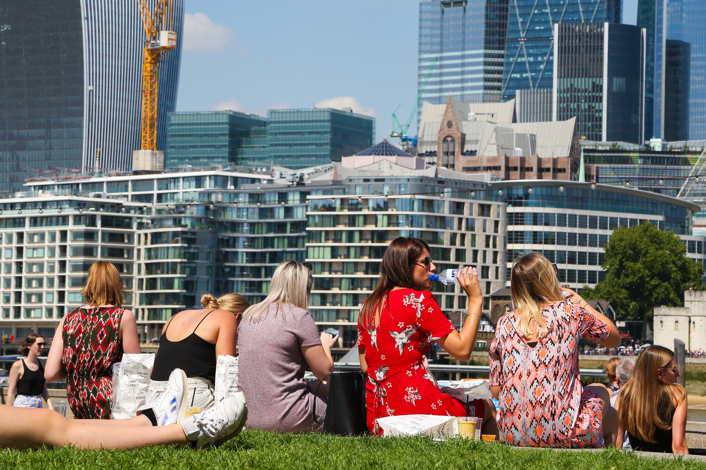 2018年8月，英國倫敦持續熱浪，公園民眾在炎炎盛夏中補充水分。（東方IC）