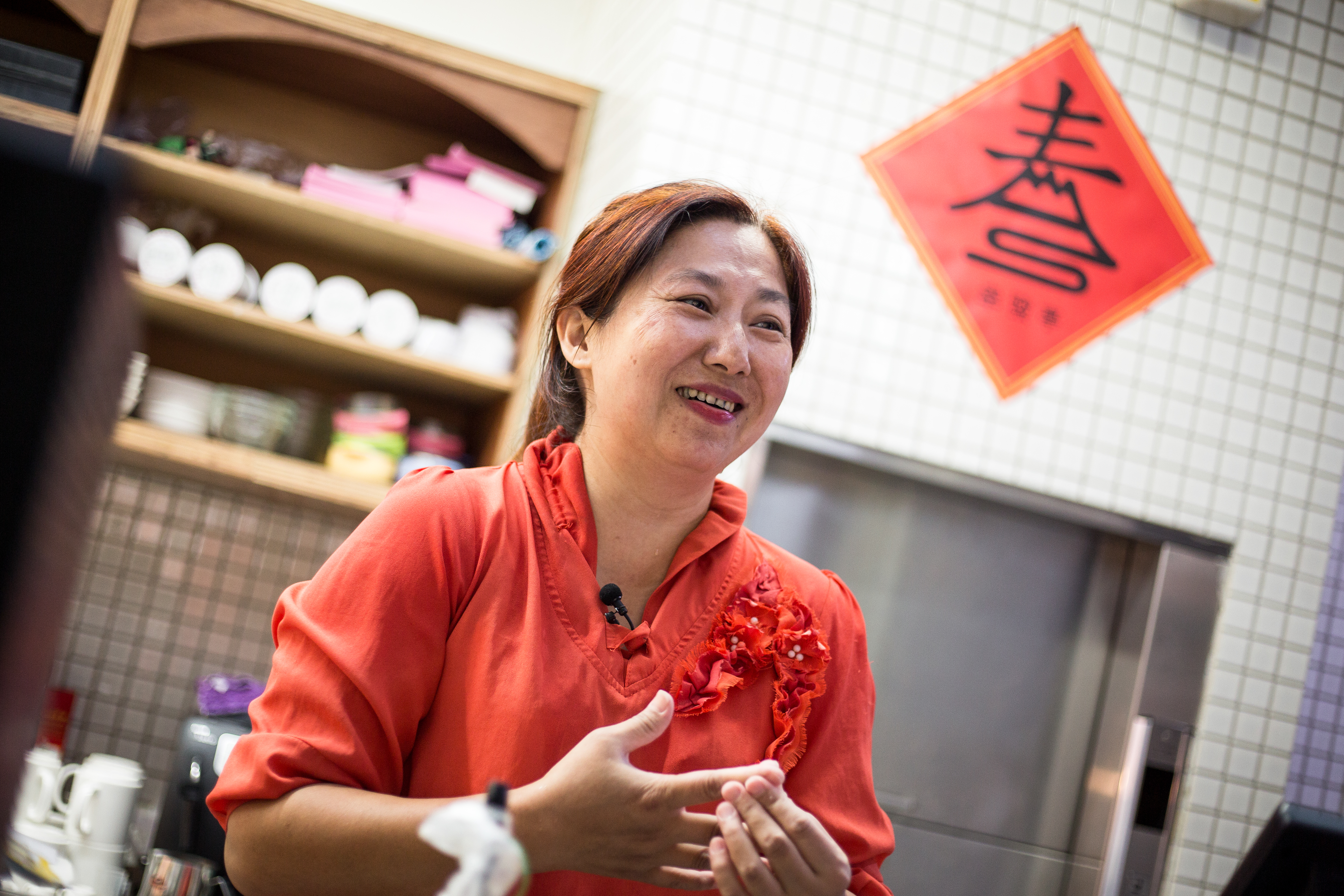 憶起早期與教官在自家冰店巧遇，陳薇竹也忍不住大笑。