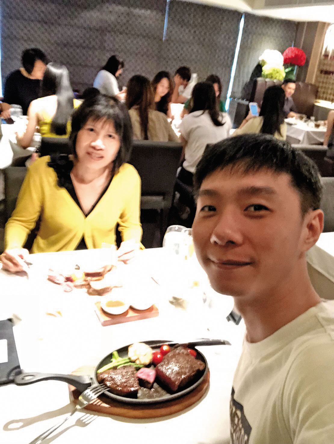 賴證鈞（前）是長子，期待自己成為讓父親、母親（後）驕傲的兒子。（賴證鈞提供）