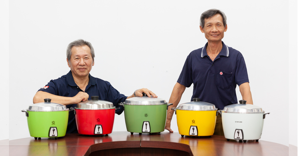 左為資歷47年的大同電鍋技術幕僚巫進興，右為資歷45年的線上配裝專業人員黃金色。