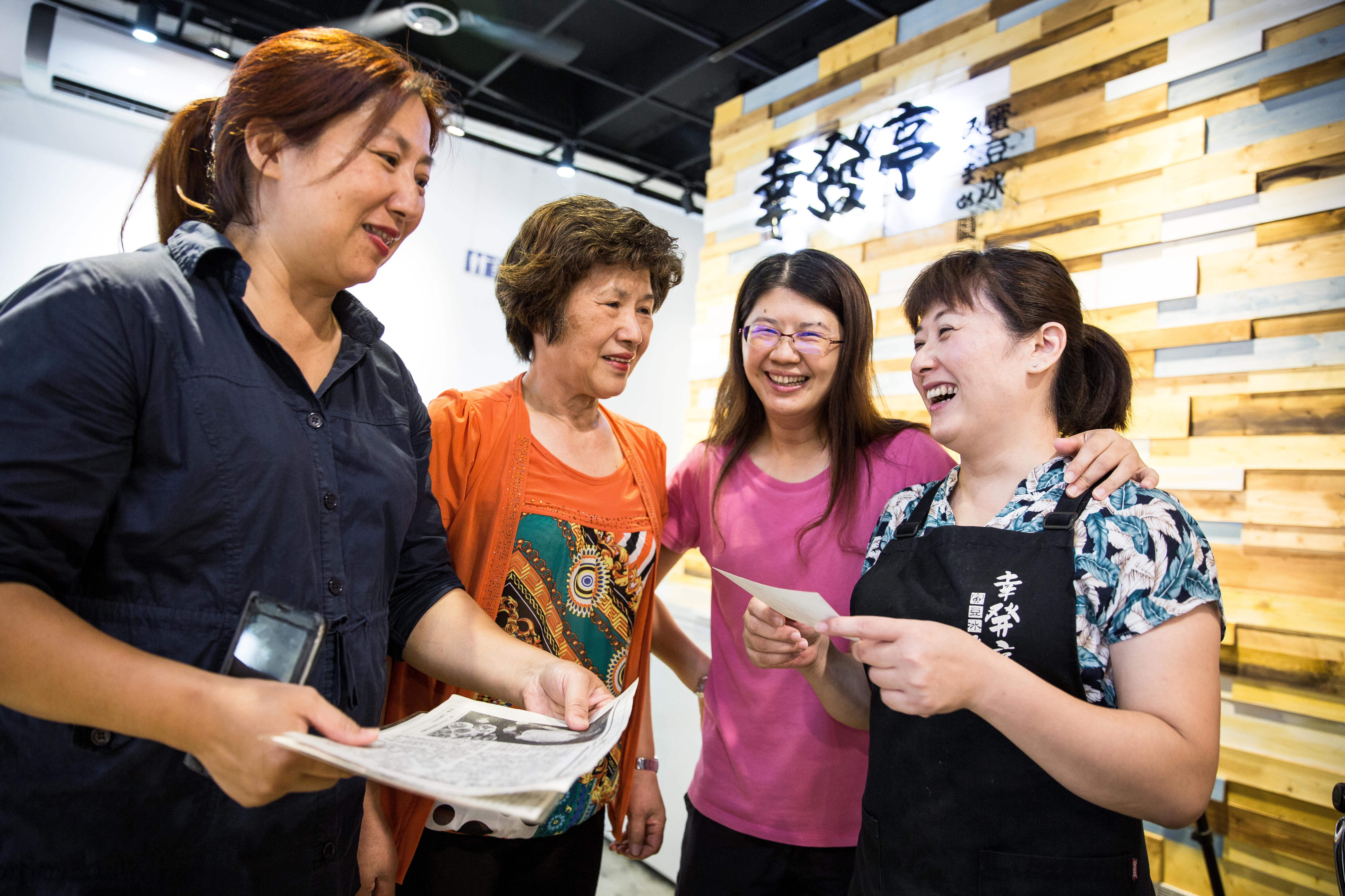 創立80年的幸發亭，已由第二代蔡豐筠（左2）傳給3個女兒，各持1間店的她們感情和睦，還會互相討論新品研發。