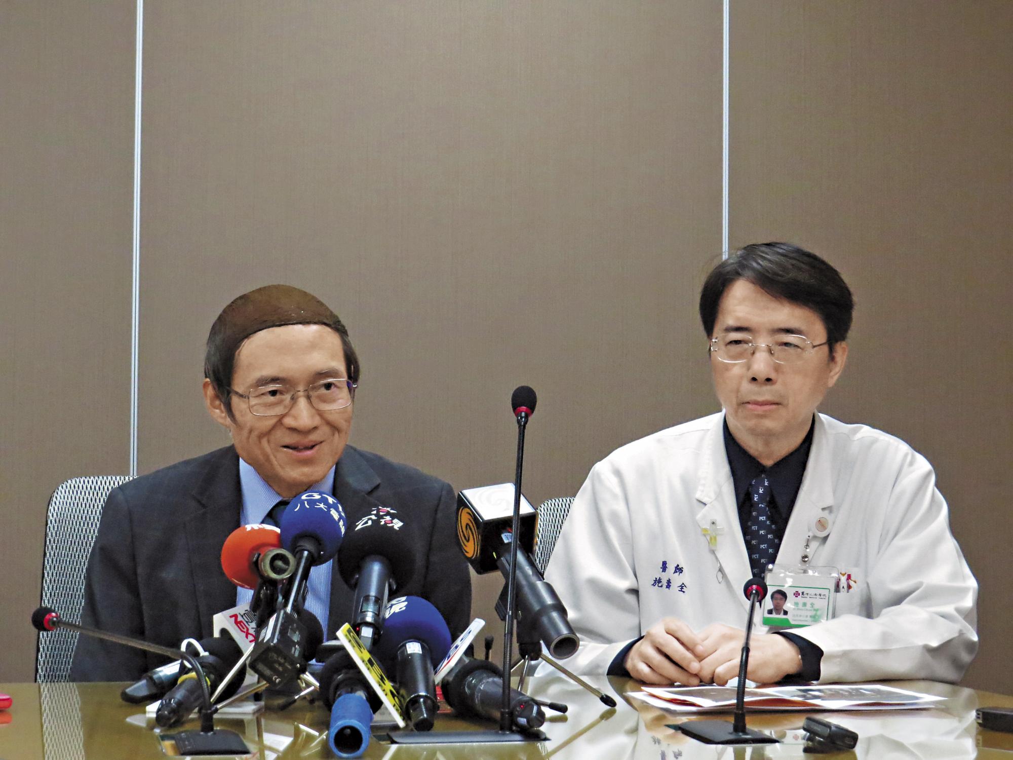 馬偕醫院董事長劉伯恩（左）、總院長長施壽全（右）遭控妨害名譽案，日前獲不起訴處分。