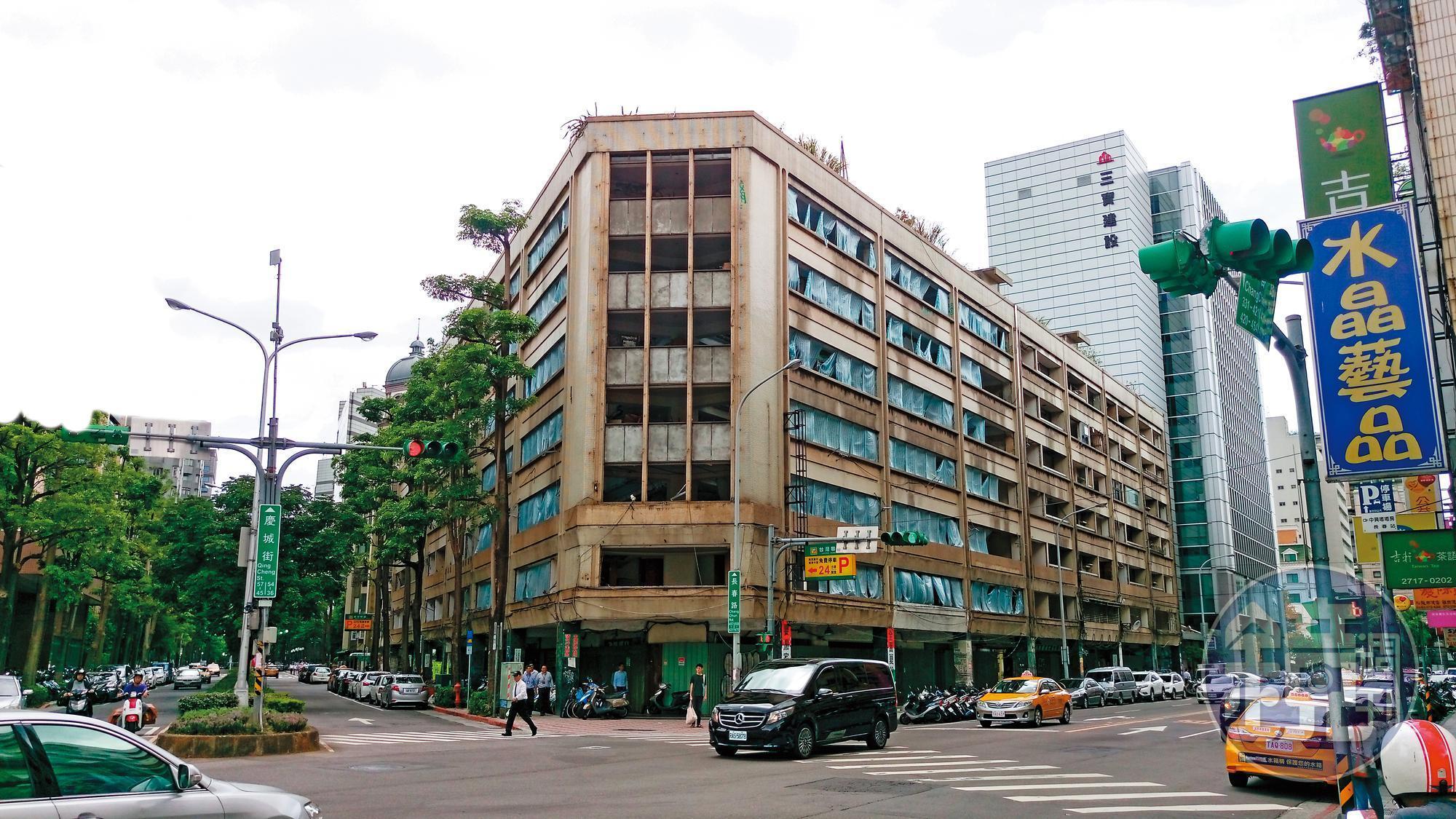 台北市長春路與慶城街口中泰花園廣場占地近1700坪，爆出產權及都更爭議。