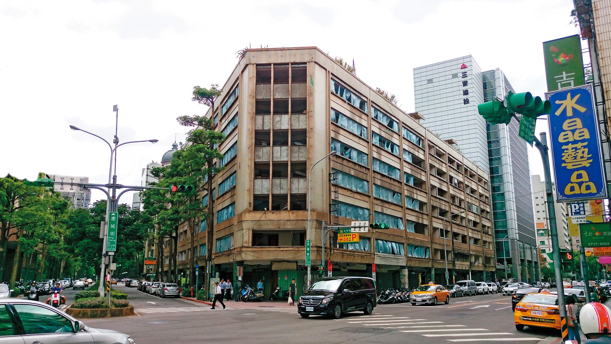 台北市長春路與慶城街口中泰花園廣場占地近1700坪,爆出產權及都更爭議。