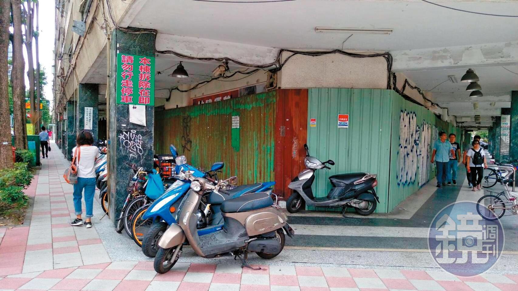 中泰花園廣場多數住戶已賣屋遷出，7戶住戶則遭假執行趕走，社區已成廢墟。