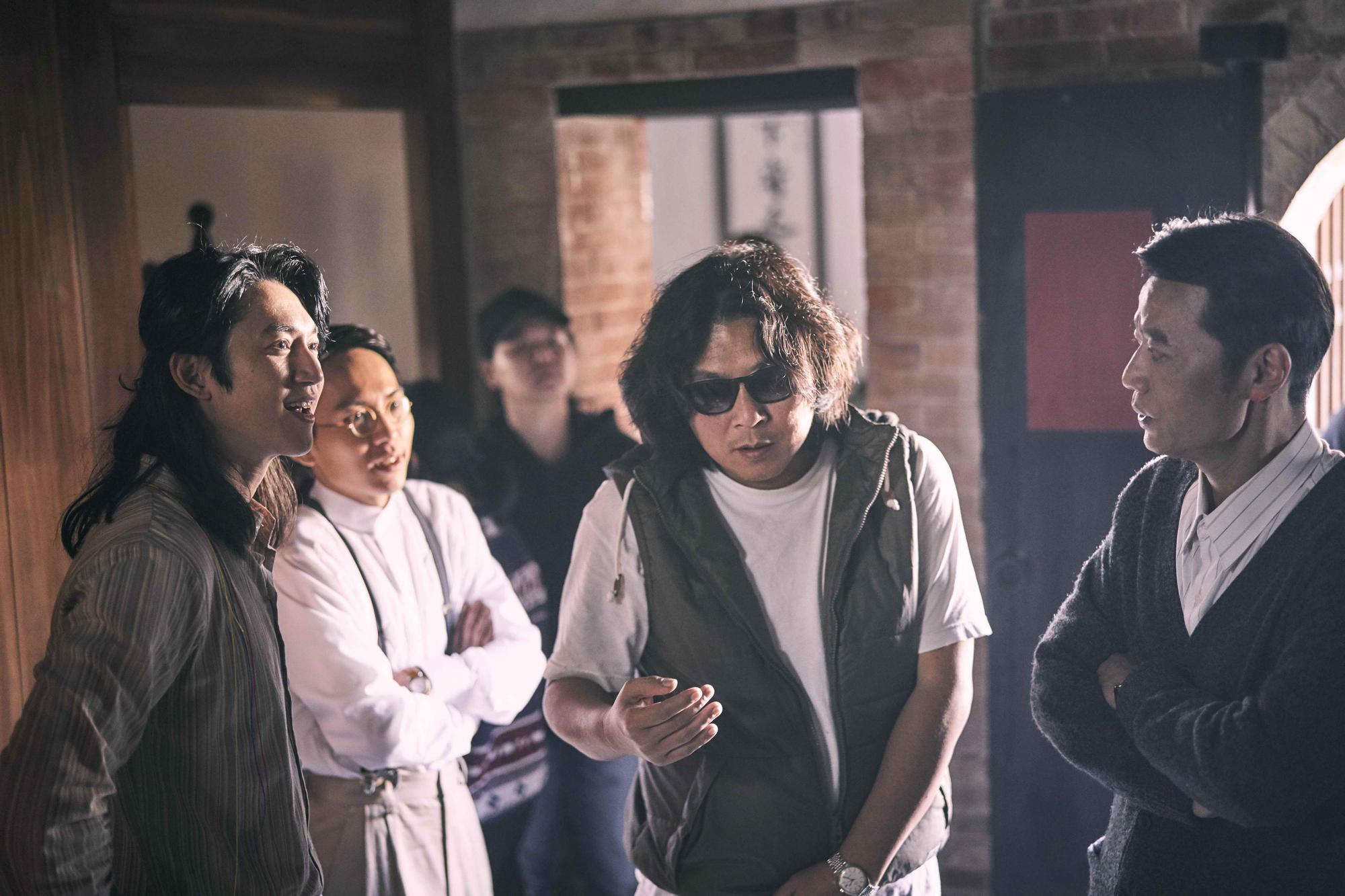 導演許肇任與演員吳慷仁、巫建和認真地大玩推理找bug(漏洞)與線索。(公視提供)