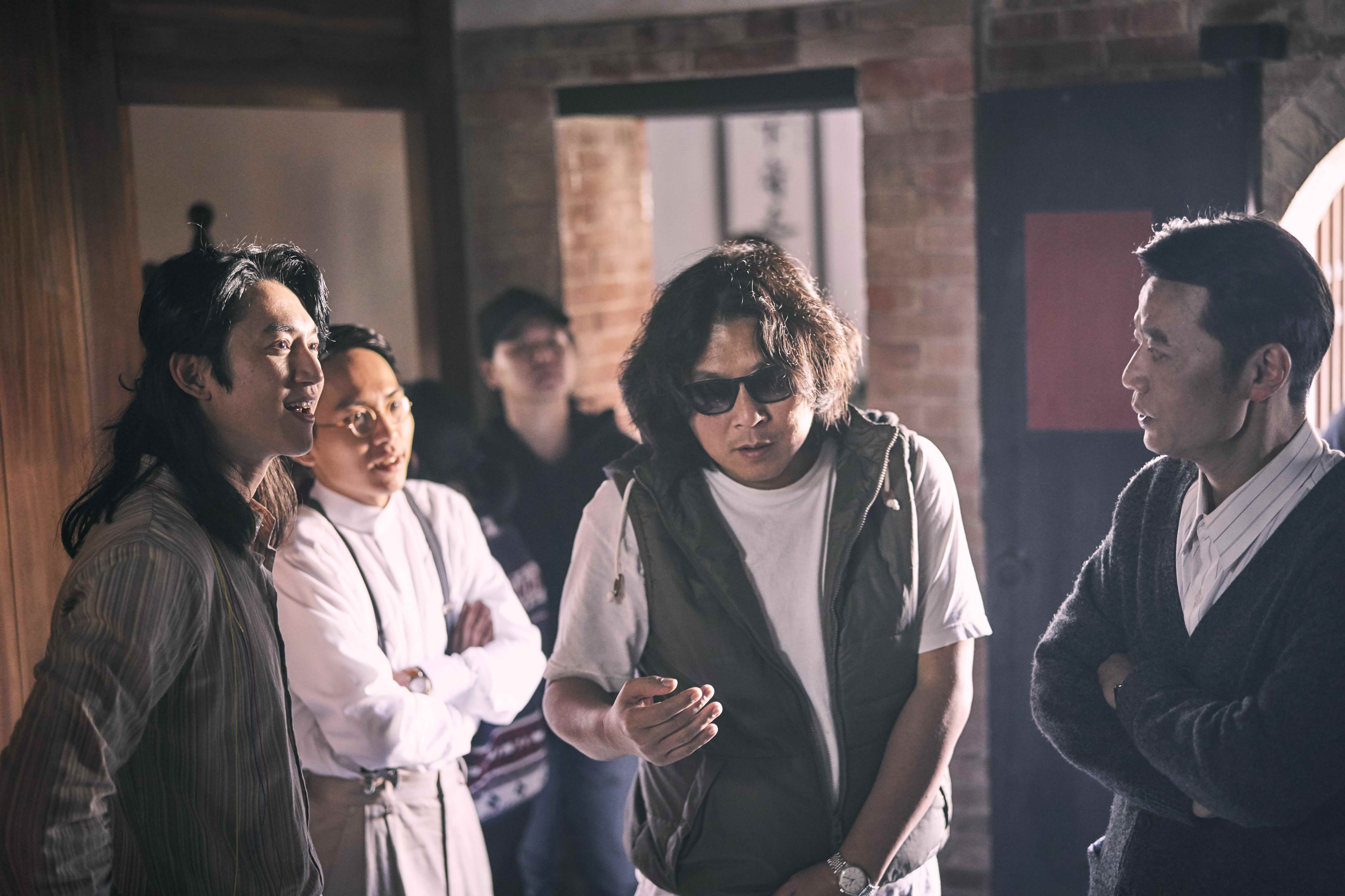 導演許肇任與演員吳慷仁、巫建和認真地大玩推理找bug（漏洞）與線索。（公視提供）